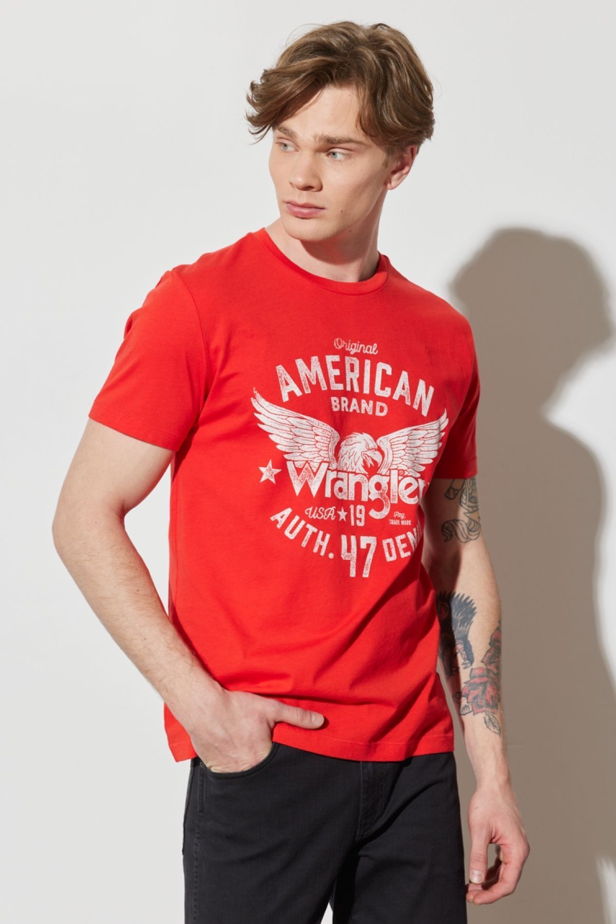 تی شرت قرمز مردانه به طور منظم مناسب برش طبیعی 100 ٪ یقه دوچرخه پنبه T shirt Wrangler
