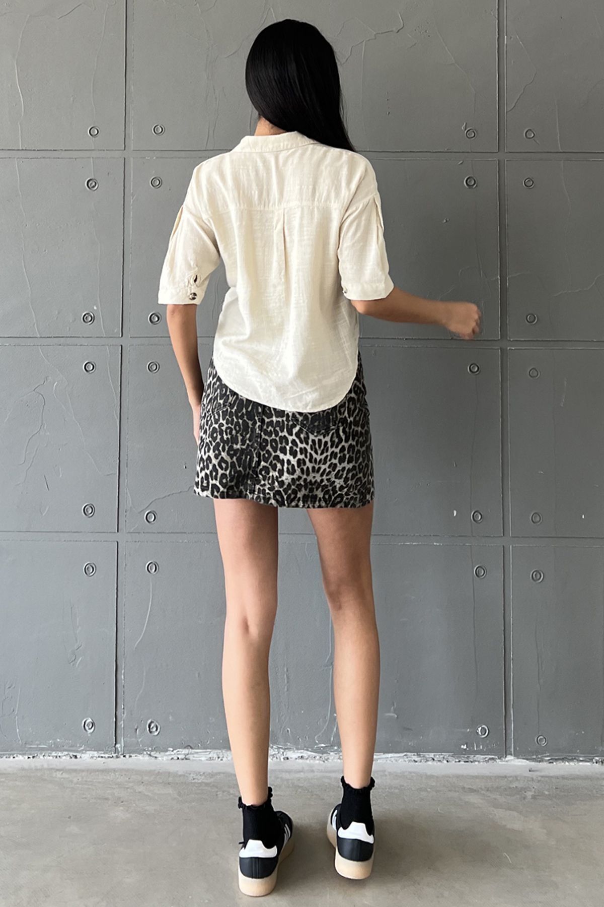 Maule-Beige Baumwoll-Viskose Cool of Summer: Boxy Relaxed Fit Damen-Kurzarmhemd @parma 3