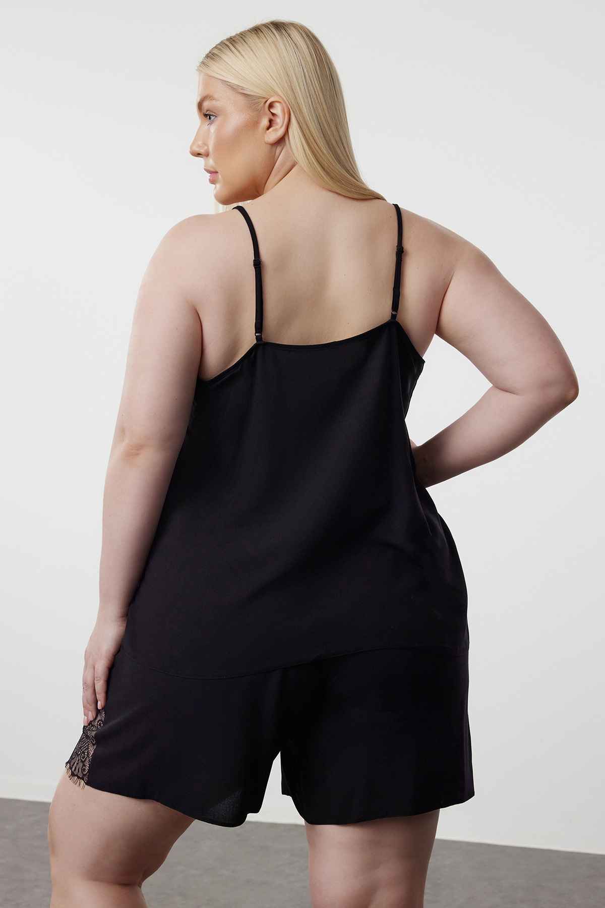 Trendyol Curve-Schwarzes Pyjama-Set aus gewebtem Stoff mit V-Ausschnitt und Spitzendetail TBBSS24AI00063 5