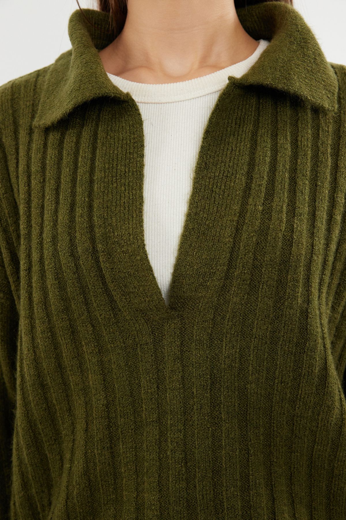 Trendyol Collection-Khaki puha textúrájú pólógallér kötött pulóver TWOAW24KZ00678 4