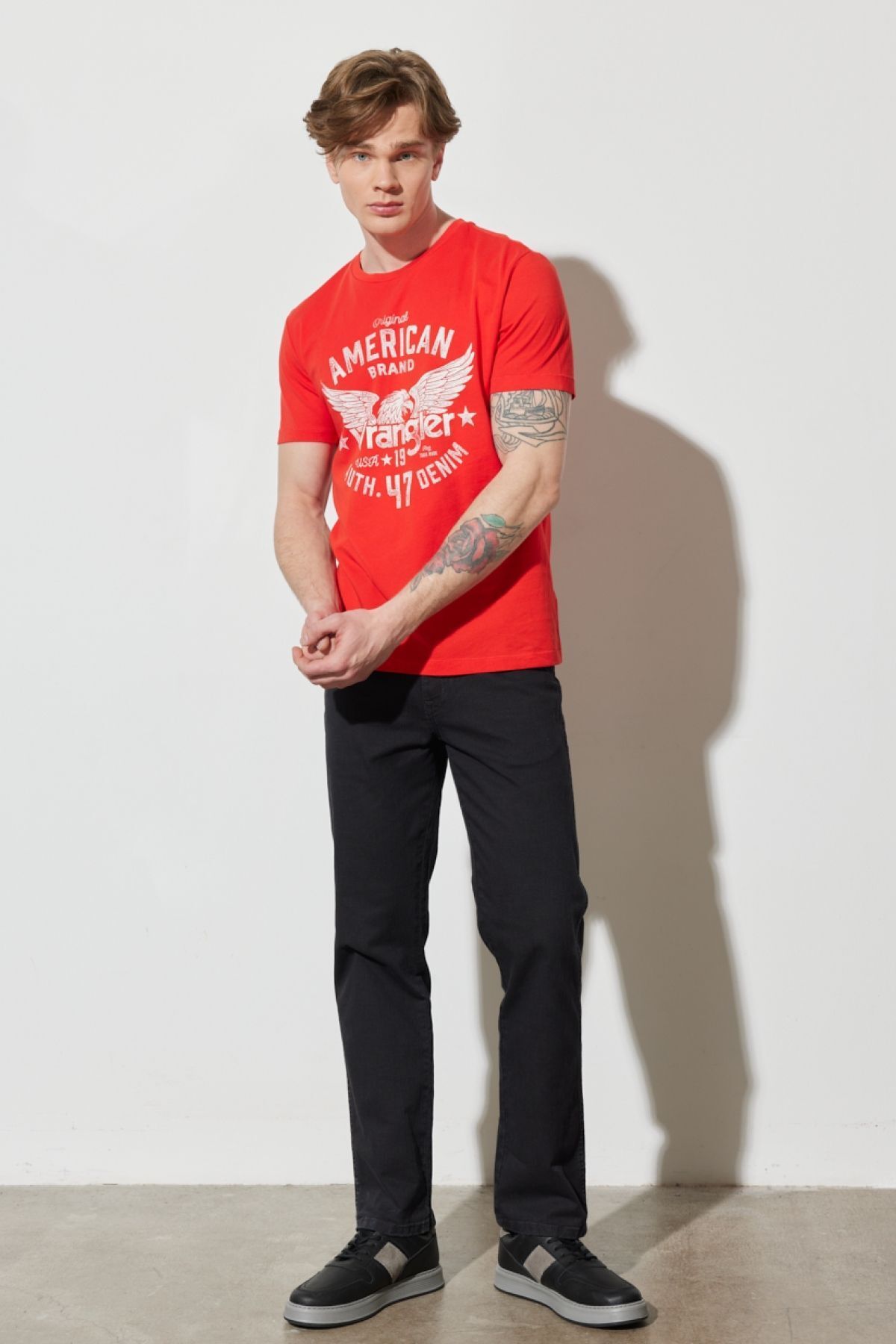 تی شرت قرمز مردانه به طور منظم مناسب برش طبیعی 100 ٪ یقه دوچرخه پنبه T shirt Wrangler