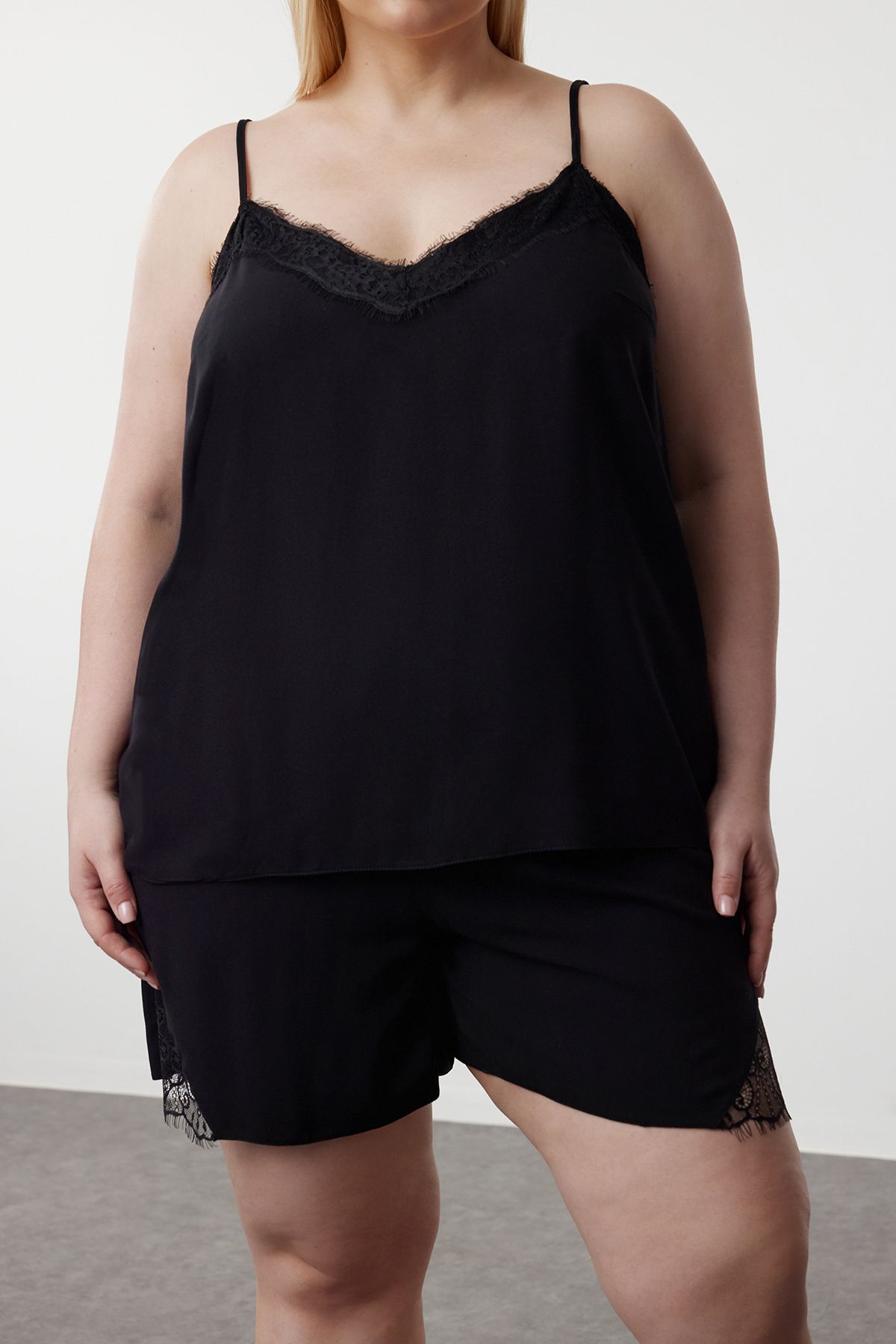 Trendyol Curve-Schwarzes Pyjama-Set aus gewebtem Stoff mit V-Ausschnitt und Spitzendetail TBBSS24AI00063 3