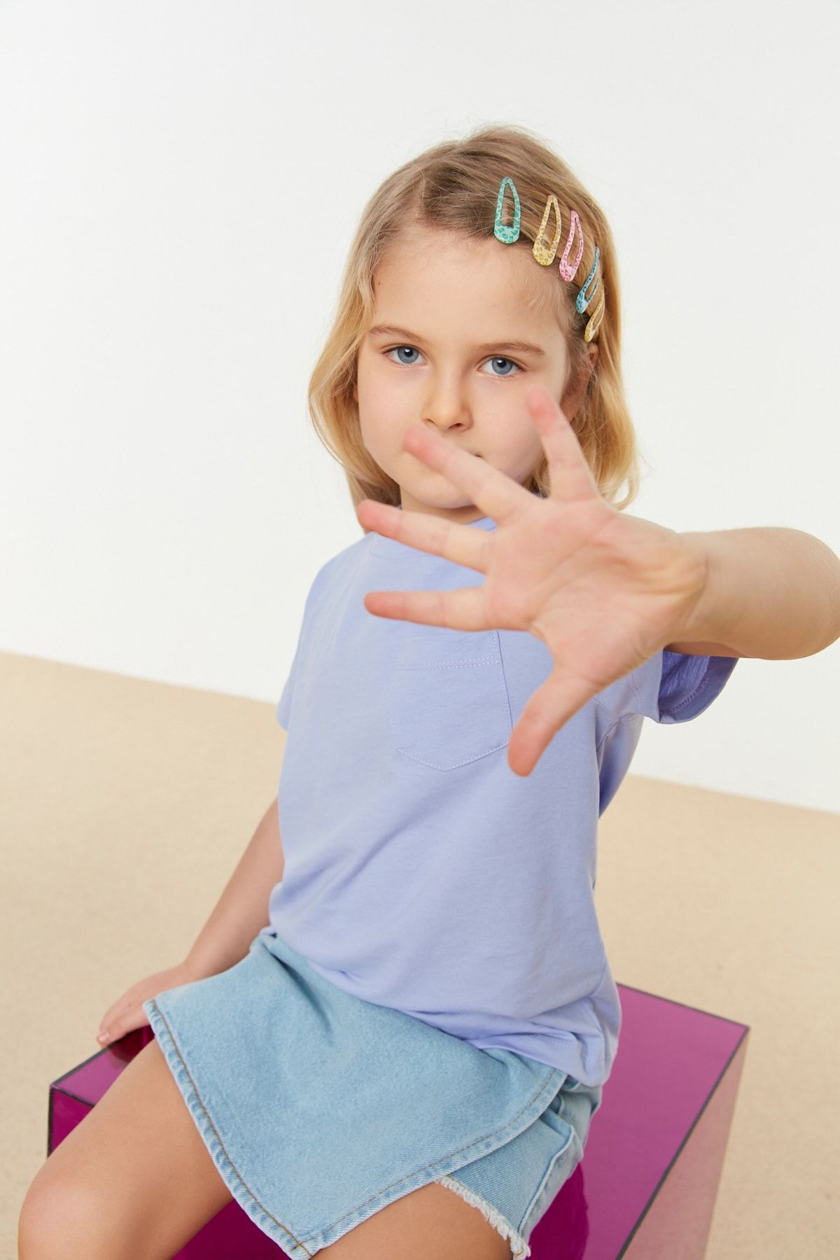 TRENDYOLKIDS-Lilac dívčí bavlněné základní tričko - kapsa, jednoduchý výstřih Tkdss24Ts00046 3