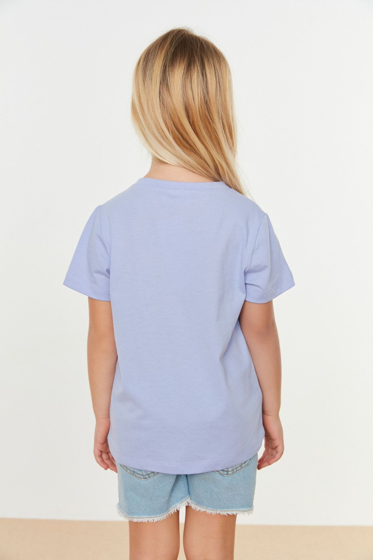 TRENDYOLKIDS-Lilac dívčí bavlněné základní tričko - kapsa, jednoduchý výstřih Tkdss24Ts00046 5