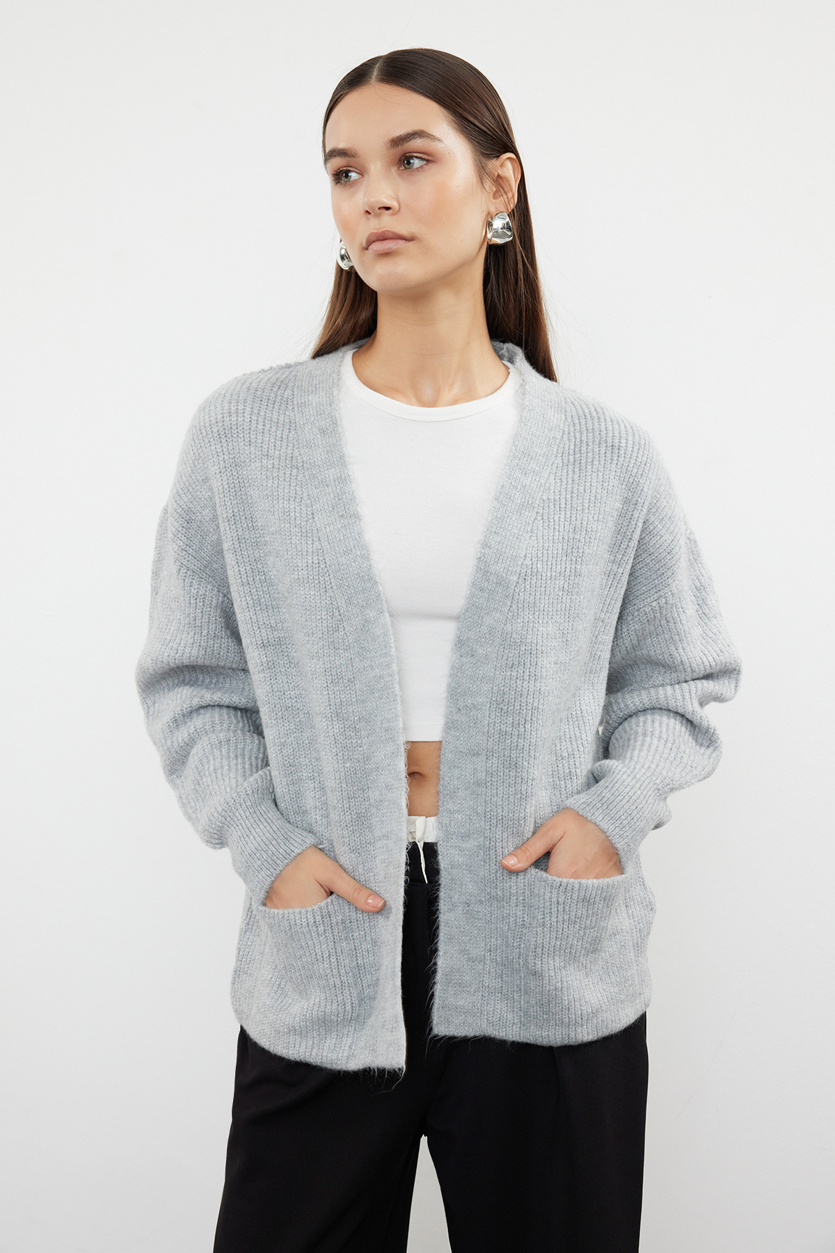 Trendyol Collection Szary szeroki wzór, miękka faktura, kieszeń, szczegółowy dzianinowy kardigan TWOAW24HI00133