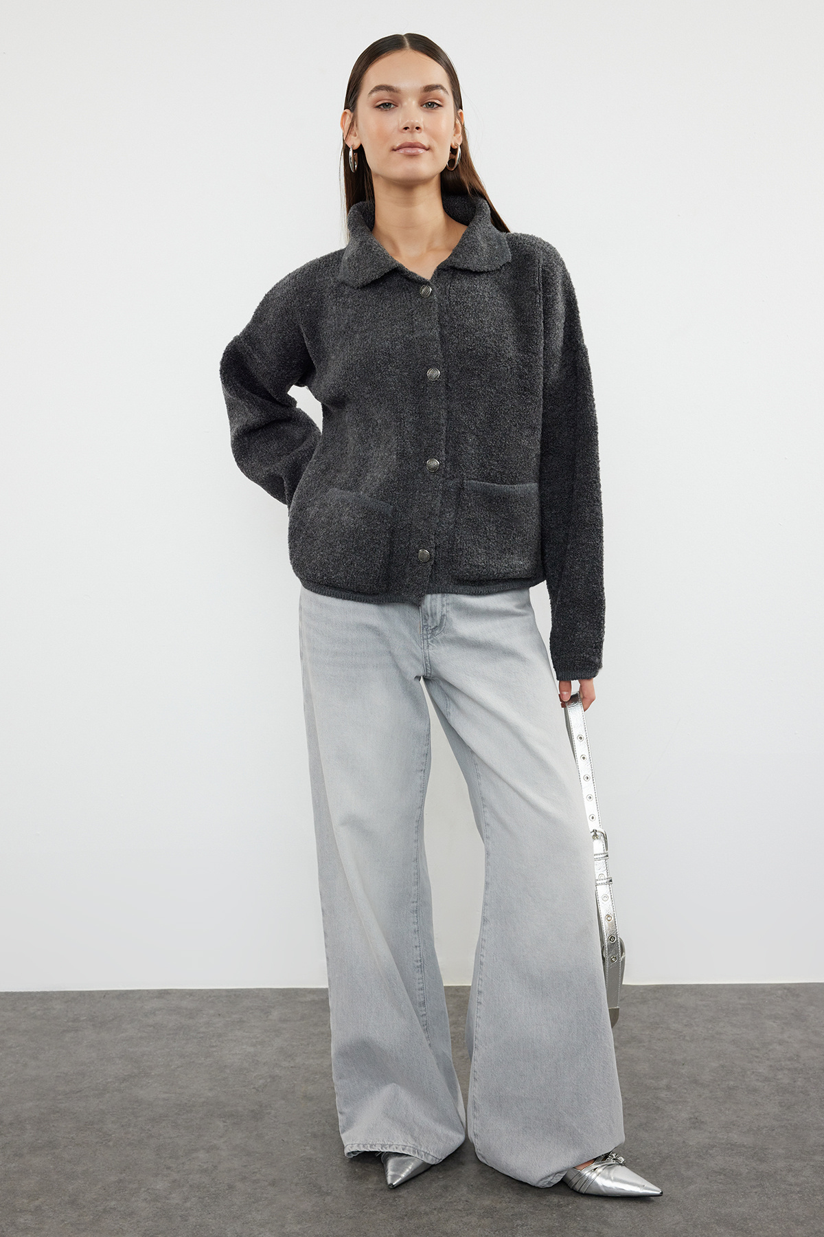 Trendyolmilla  Antrasit Süper Geniş Kalıp Polo Yaka Buklet Triko Hırka TWOAW24HI00177