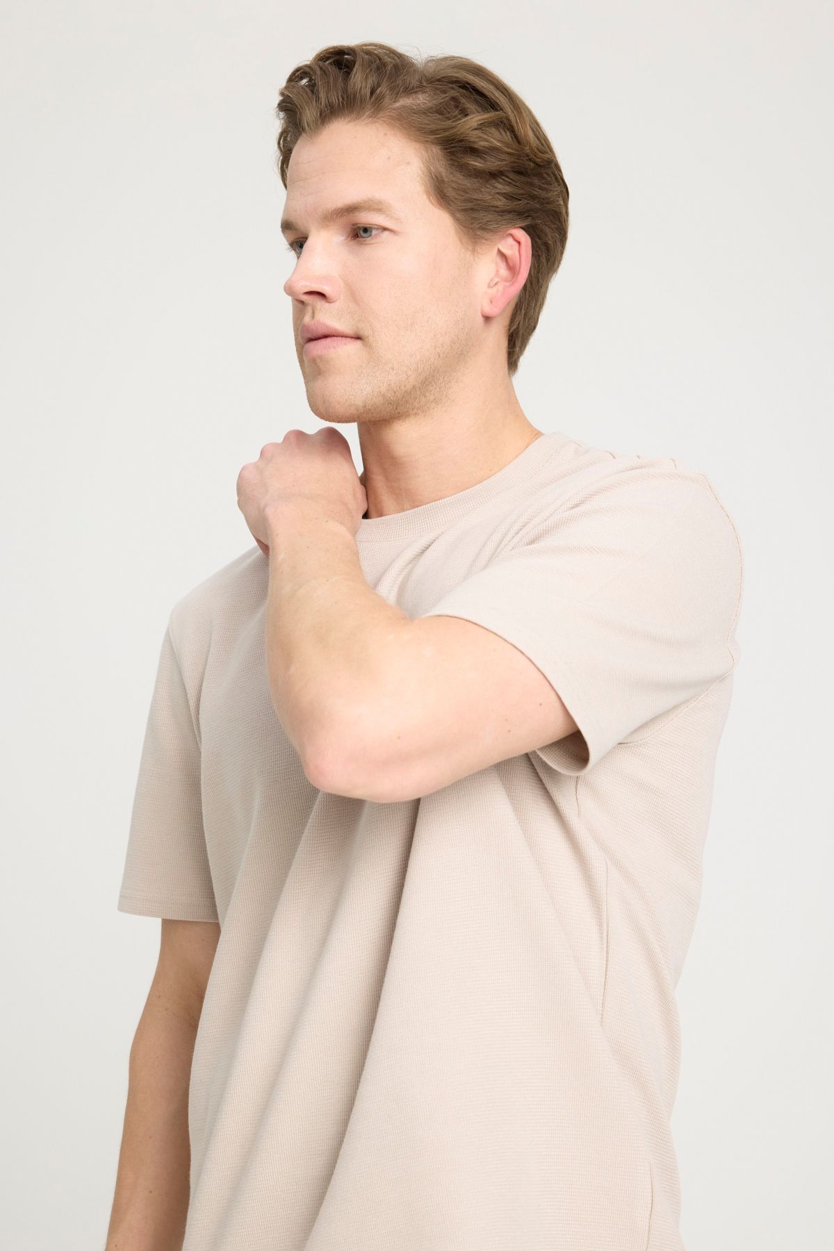 تی شرت نود مردانه به طور منظم مناسب و یقه دوچرخه برش بژ t shirt Wrangler