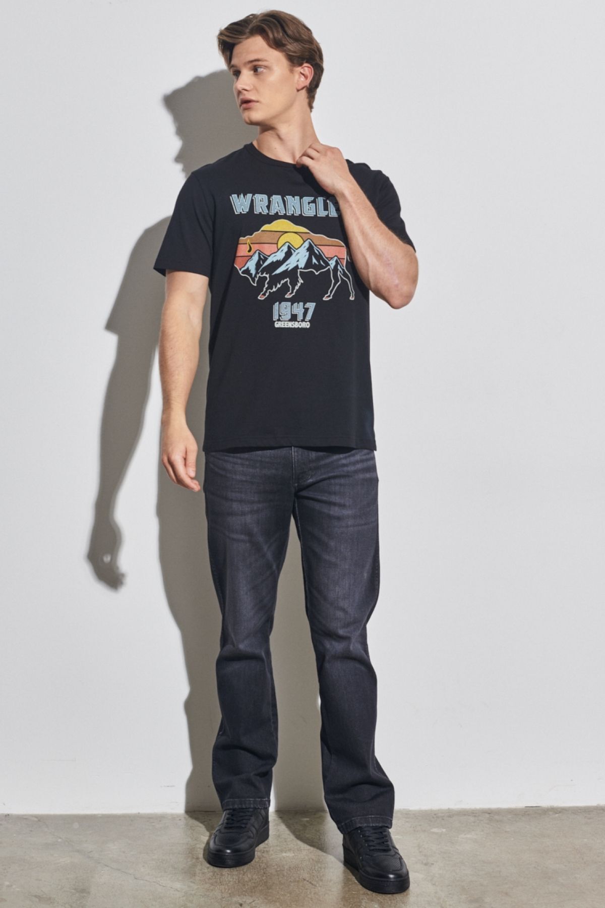 تی شرت مشکی مردانه به طور منظم مناسب برش طبیعی 100 ٪ گردن پنبه ای t shirt Wrangler