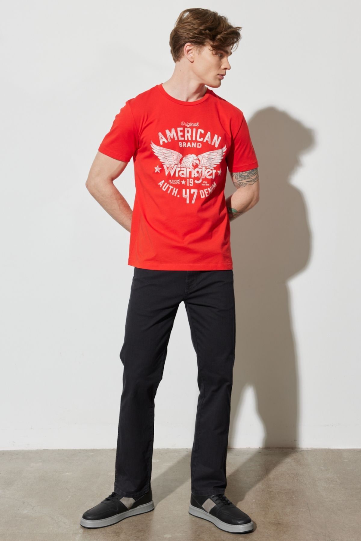 تی شرت قرمز مردانه به طور منظم مناسب برش طبیعی 100 ٪ یقه دوچرخه پنبه T shirt Wrangler