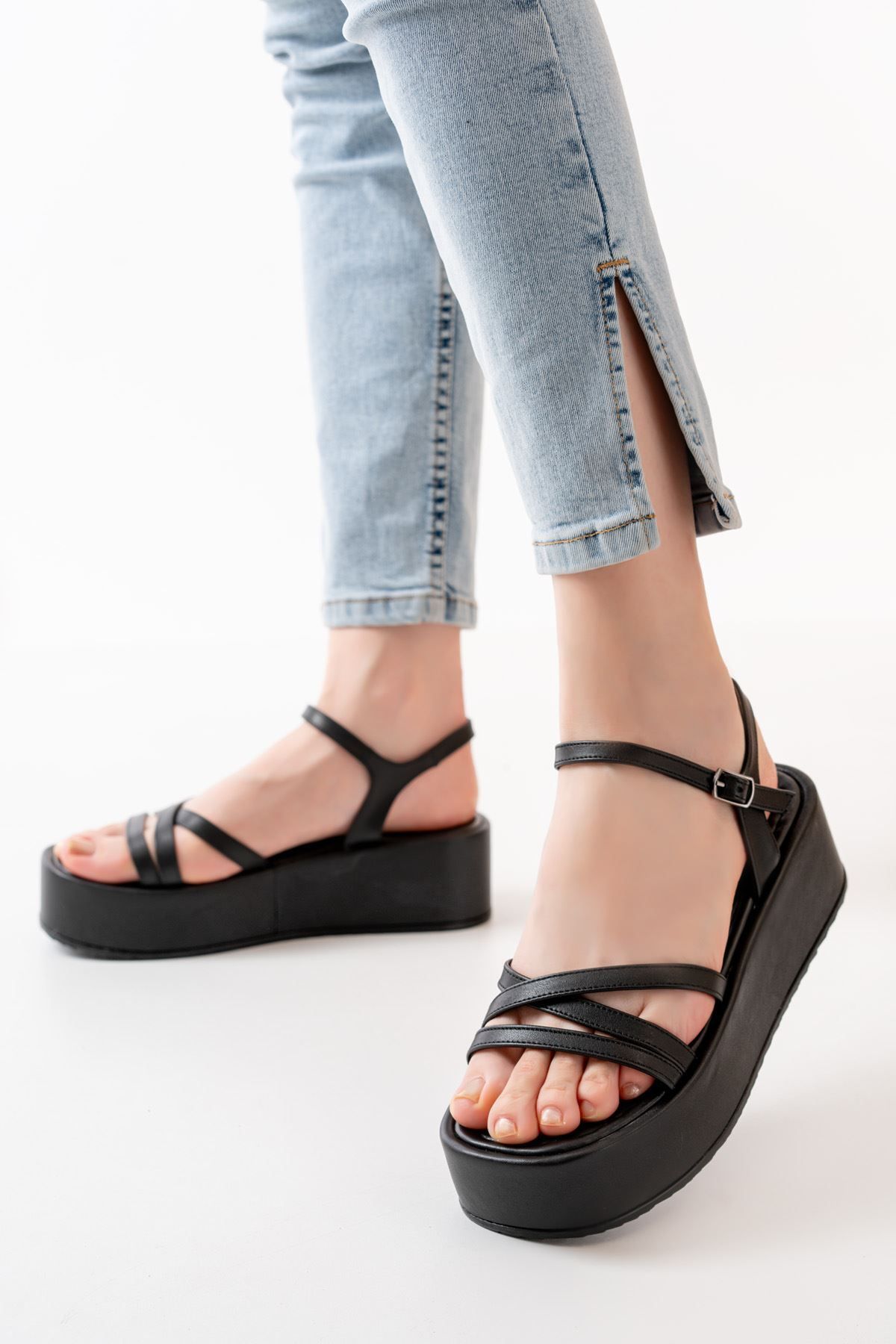 Forever 21 black platform sandals hotsell
