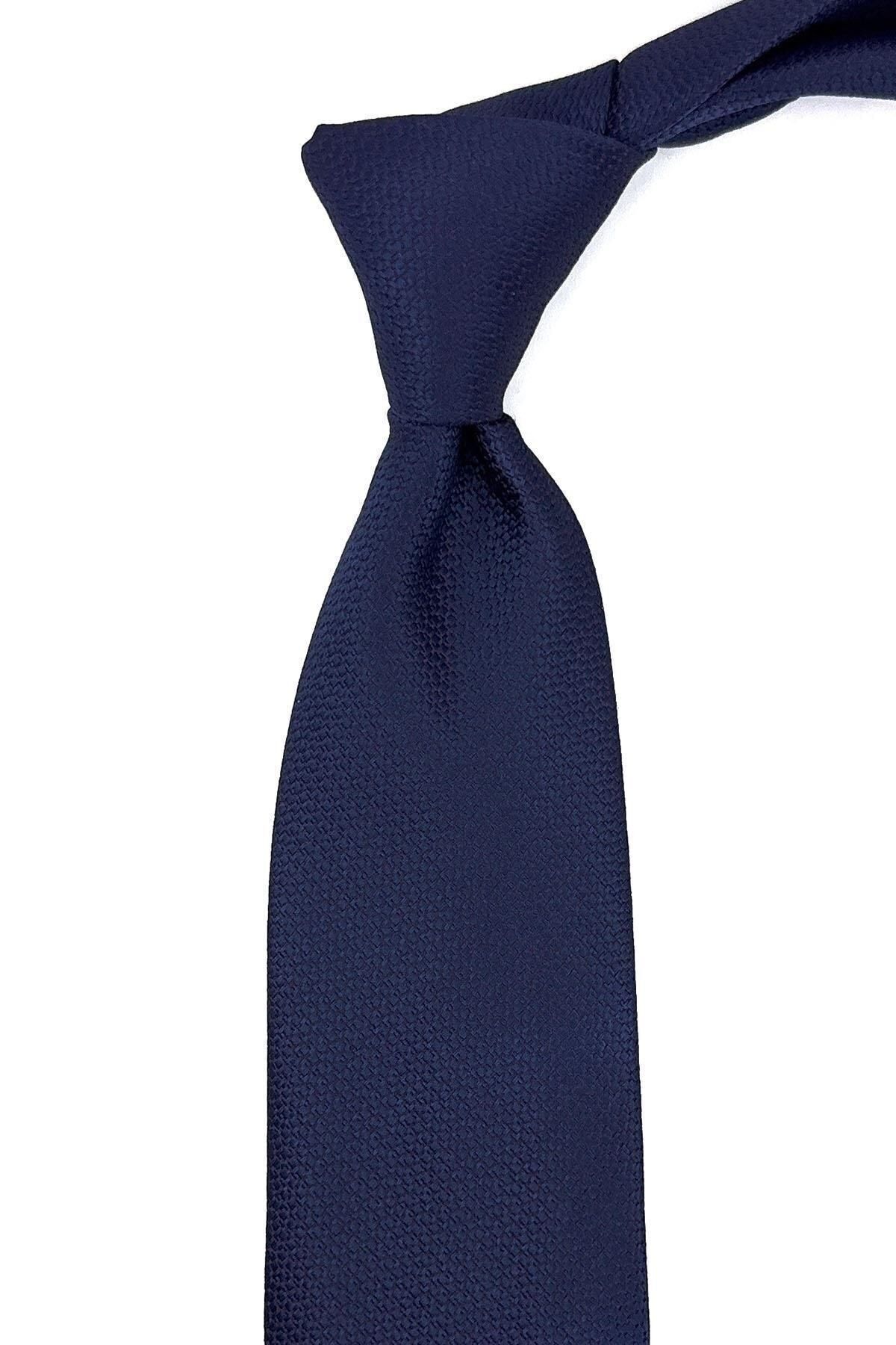  کراوات کلاسیک سرمه‌ای خالدار با دستمال جیبی KK11296