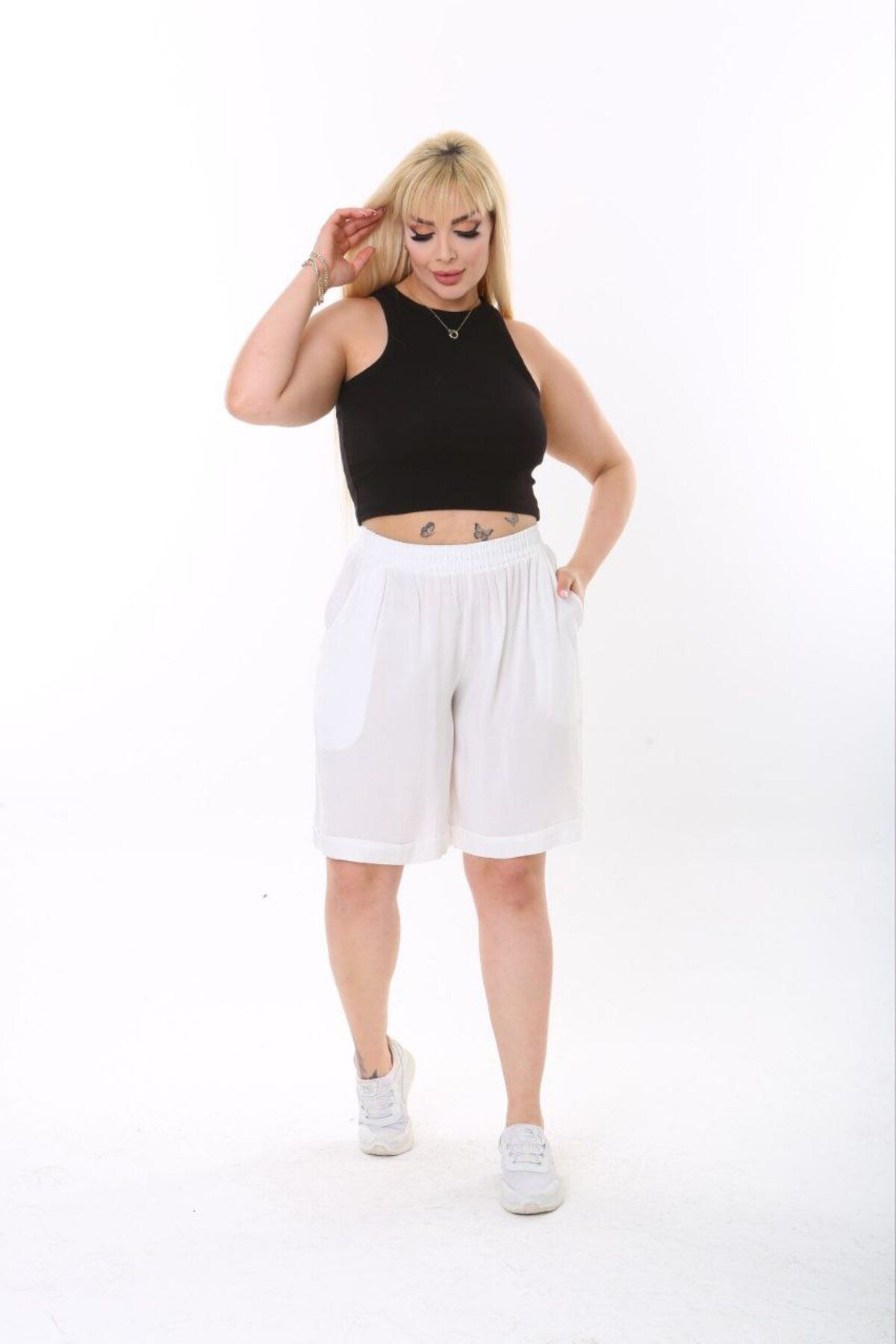 vividbutik-Plus Size - Shorts with Pockets and Elastic Waist 3