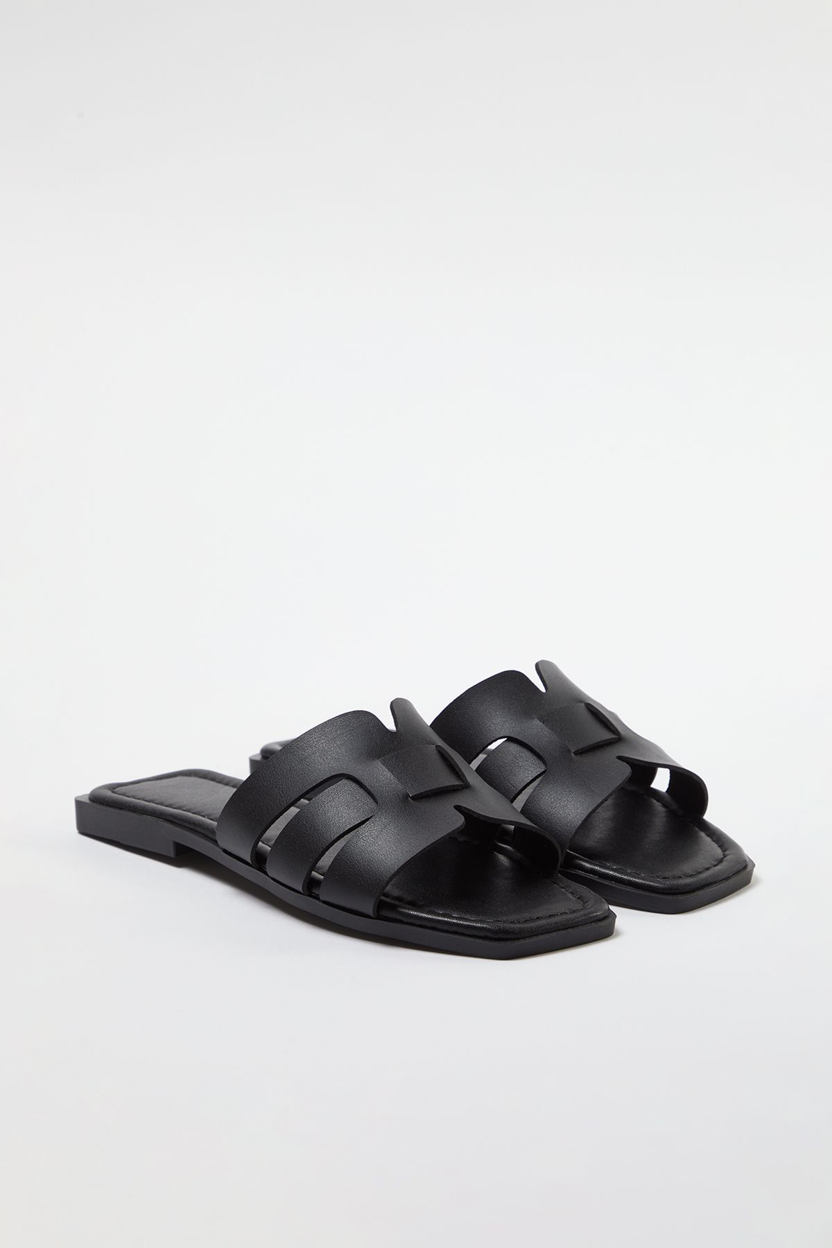 TRENDYOL SHOES Fekete egycsíkos alkalmi női papucs TAKSS24TE00010