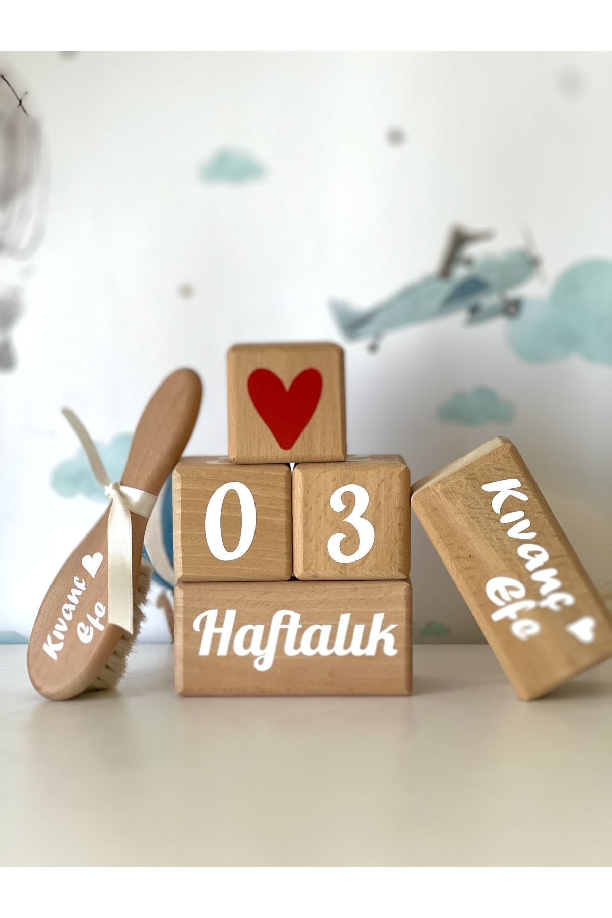 mogokids Anne Ve Bebek Anı Küpü Seti Kırmızı Kalplı Türkçe Beyaz Isimli Dekor Doğal Keçi Kılı Tarak Set fotoğrafı 5 (önizleme)