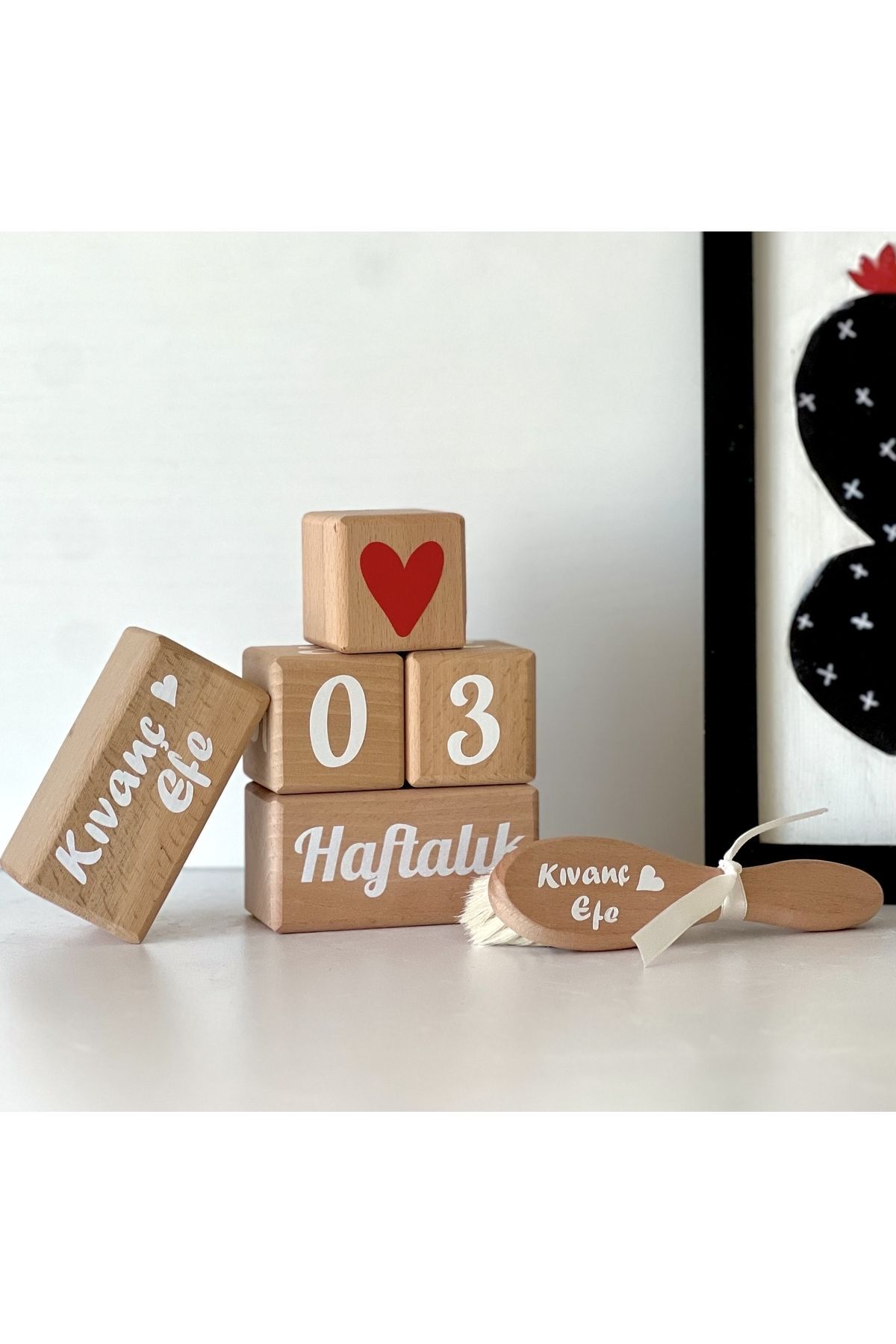 mogokids Anne Ve Bebek Anı Küpü Seti Kırmızı Kalplı Türkçe Beyaz Isimli Dekor Doğal Keçi Kılı Tarak Set fotoğrafı 3 (önizleme)