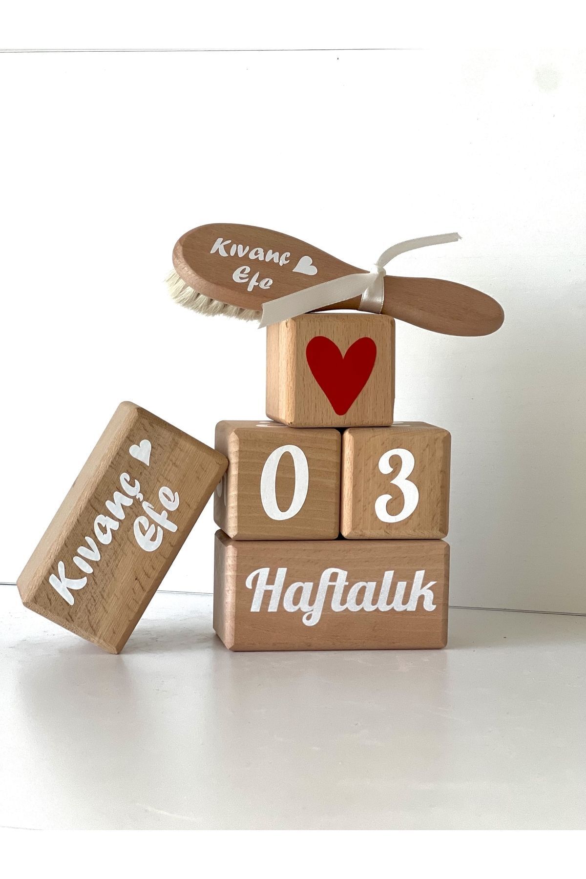 mogokids Anne Ve Bebek Anı Küpü Seti Kırmızı Kalplı Türkçe Beyaz Isimli Dekor Doğal Keçi Kılı Tarak Set fotoğrafı 4 (önizleme)