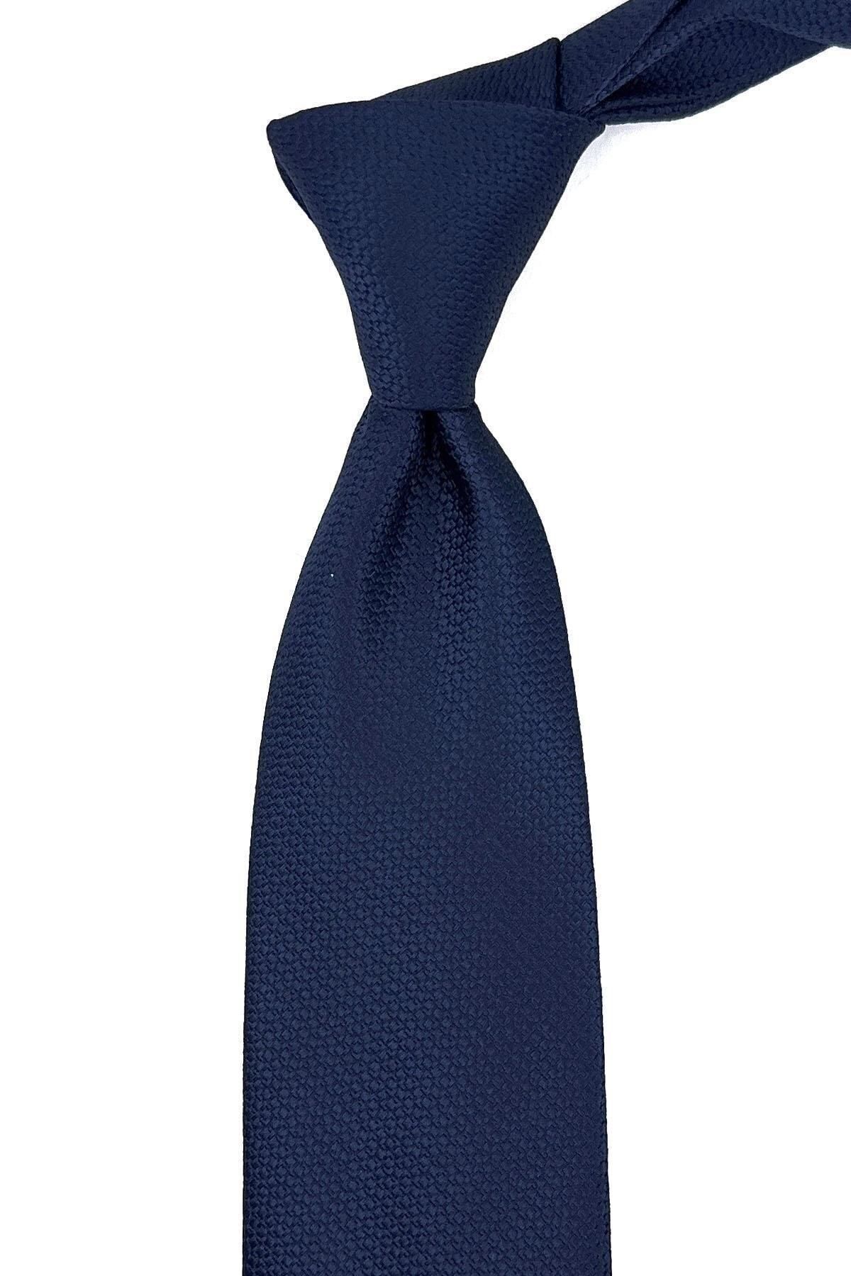  کراوات کلاسیک سرمه‌ای طرح خال‌خالی با دستمال جیبی KK11300