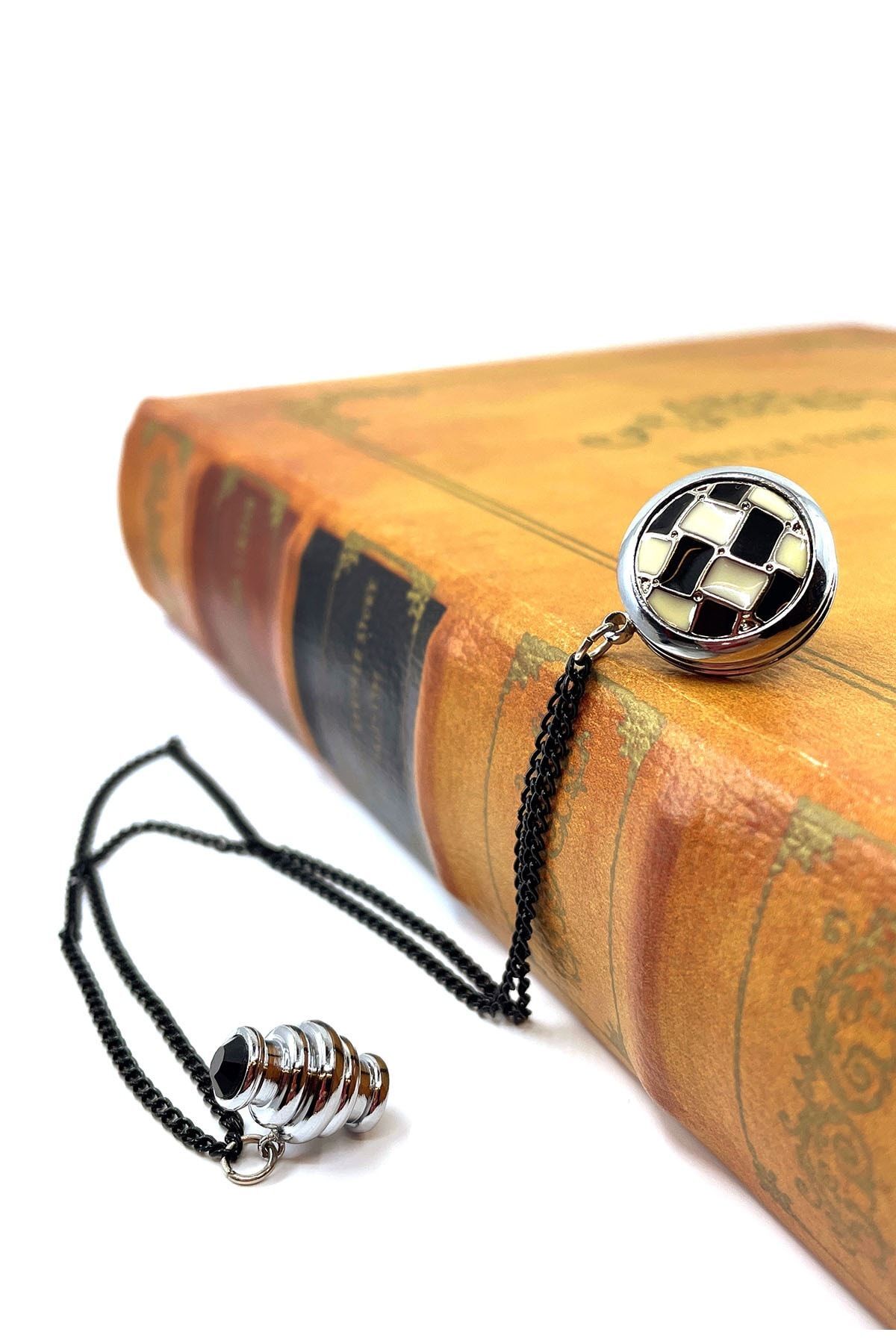  سنجاق سینه زنجیری مشکی و سفید YI212