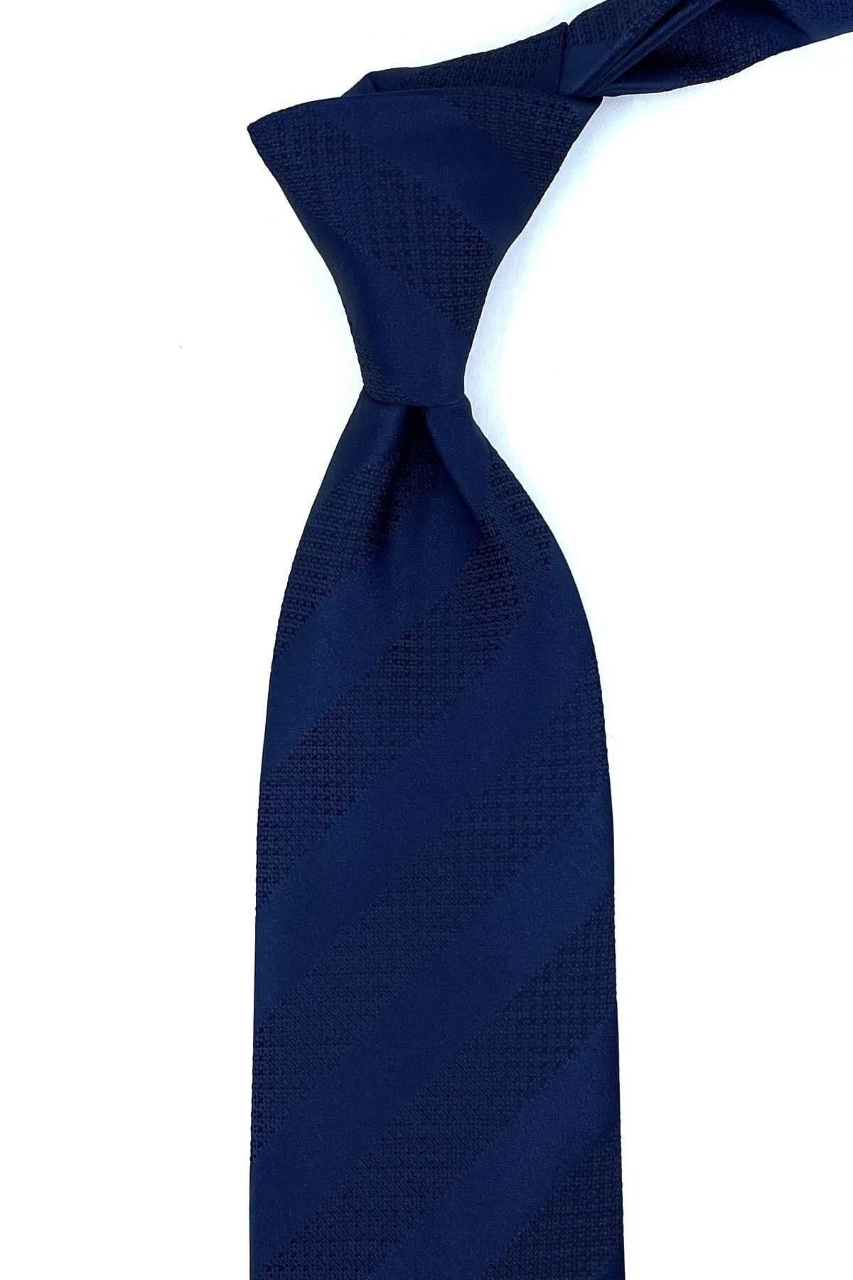  کراوات کلاسیک راه راه سرمه‌ای با دستمال جیبی