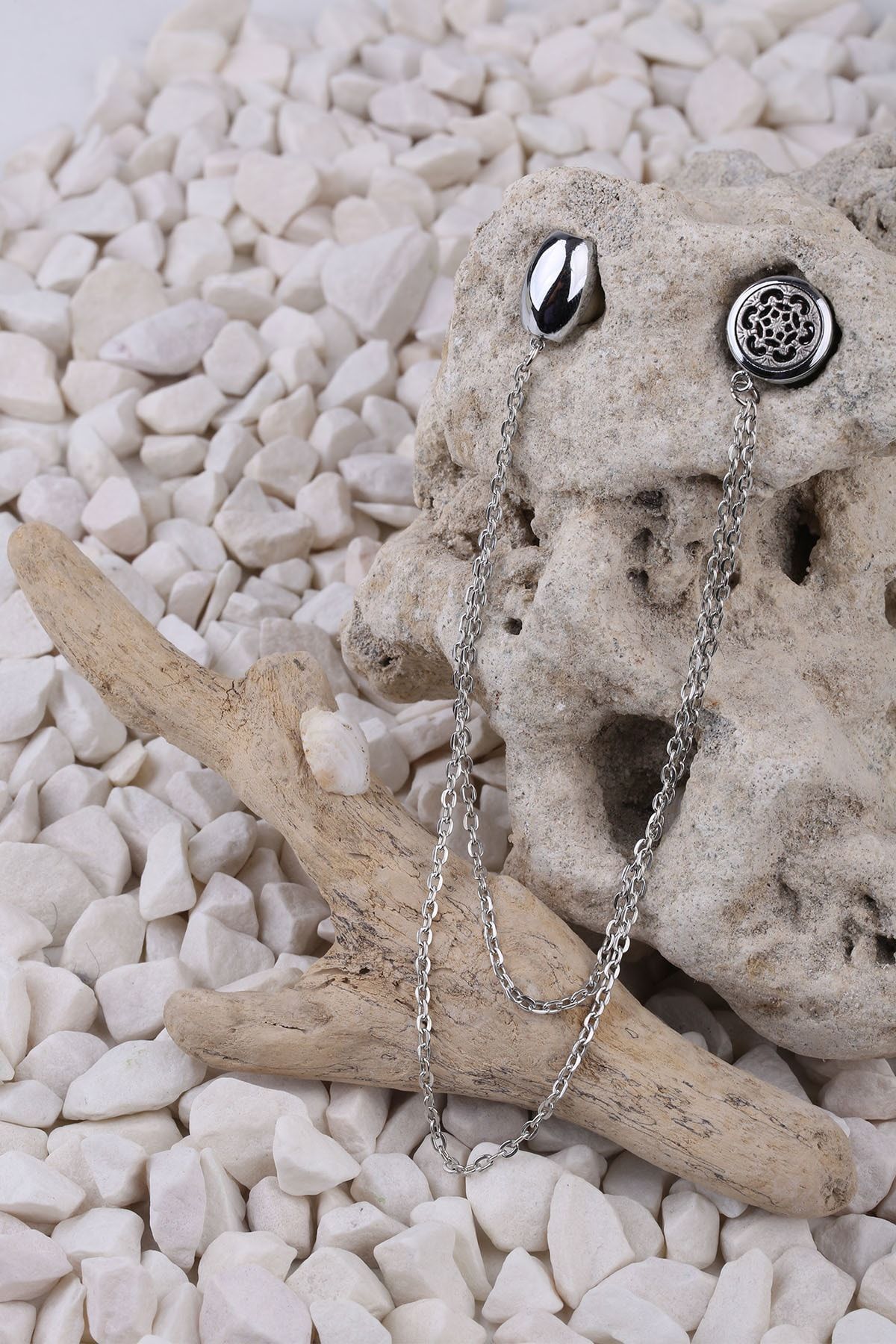  سنجاق سینه نقره ای رنگی با زنجیر YI80