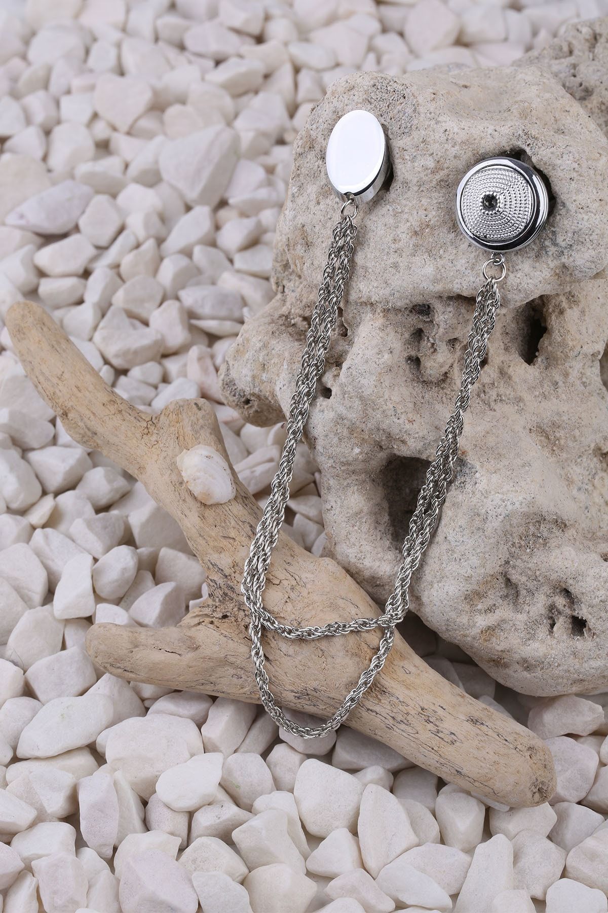  سنجاق سینه نقره‌ای رنگی مزین به زنجیر و سنگ YI69