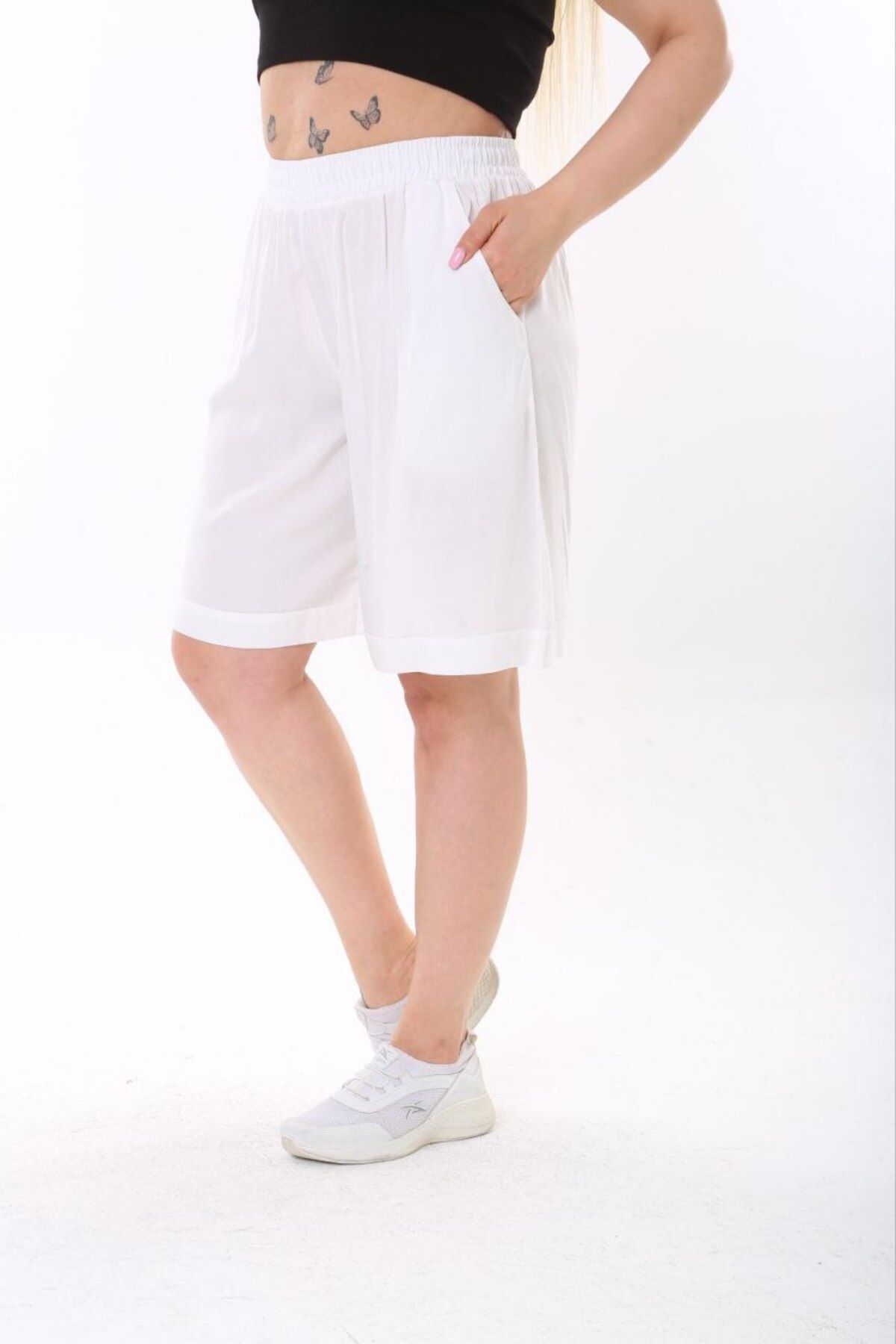 vividbutik-Plus Size - Shorts with Pockets and Elastic Waist 2