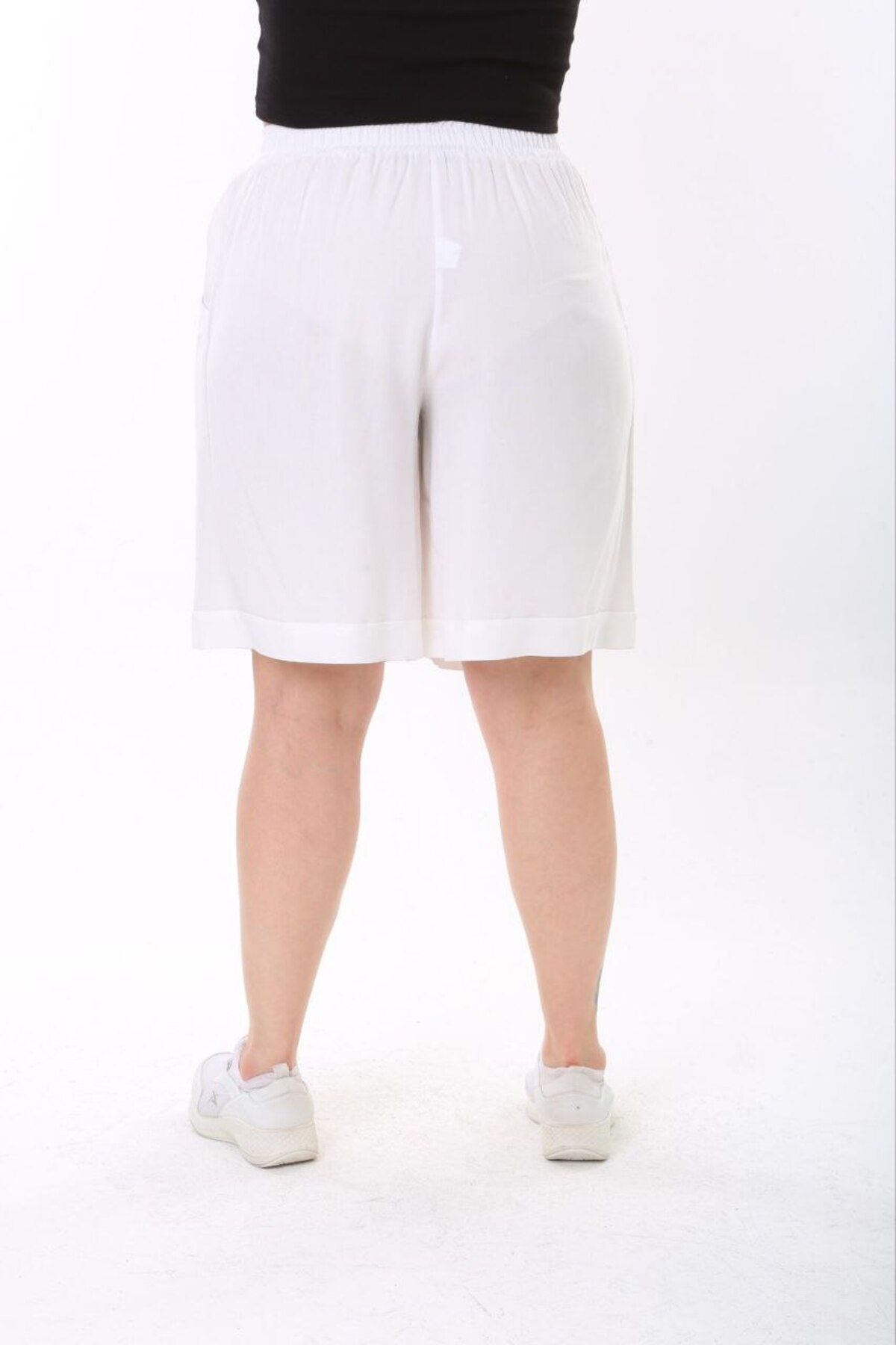 vividbutik-Plus Size - Shorts with Pockets and Elastic Waist 5