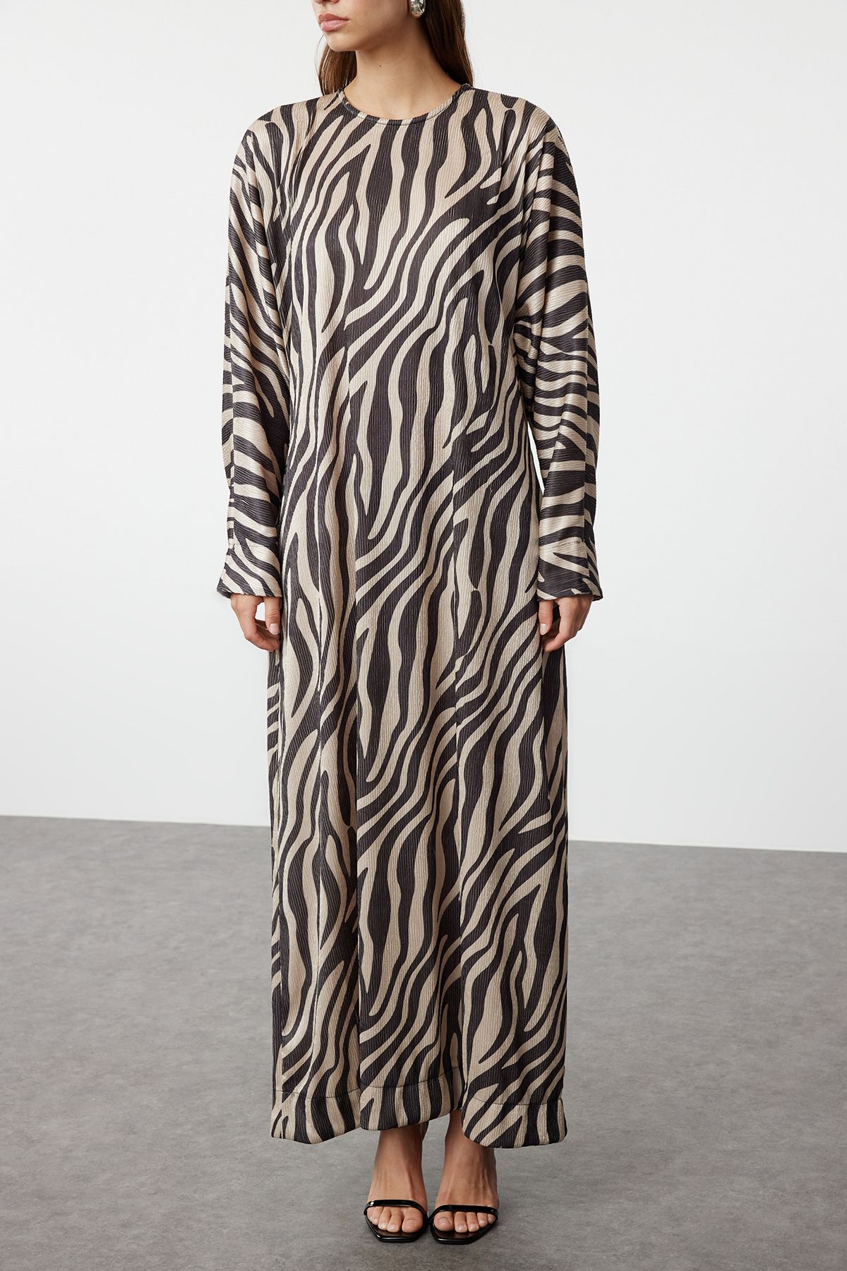 Trendyol Modest-Бежева сукня з візерунком у вигляді зебри Krinkle TCTSS24EB00284 4