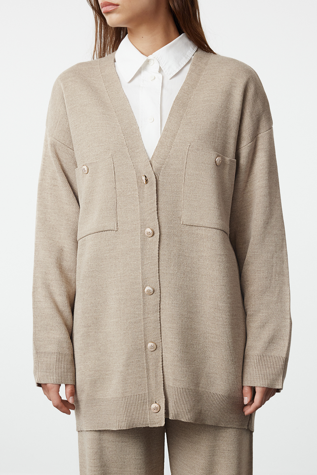 Trendyol Modest Zestaw dzianinowy sweterek-spodnie taupe zapinany na guziki, góra i dół TCTAW24US00048