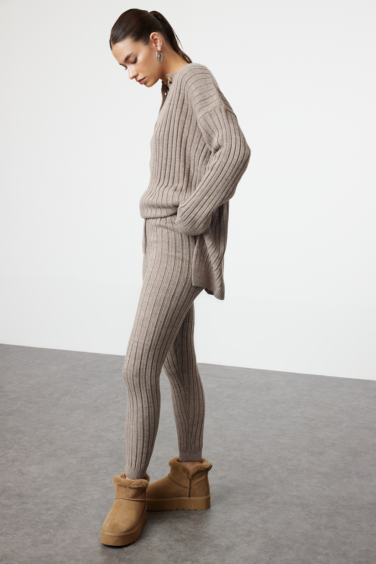 Trendyol Collection Nerzfarbenes, geripptes, breit geschnittenes Strick-Unter-Ober-Set TWOAW22AU0039