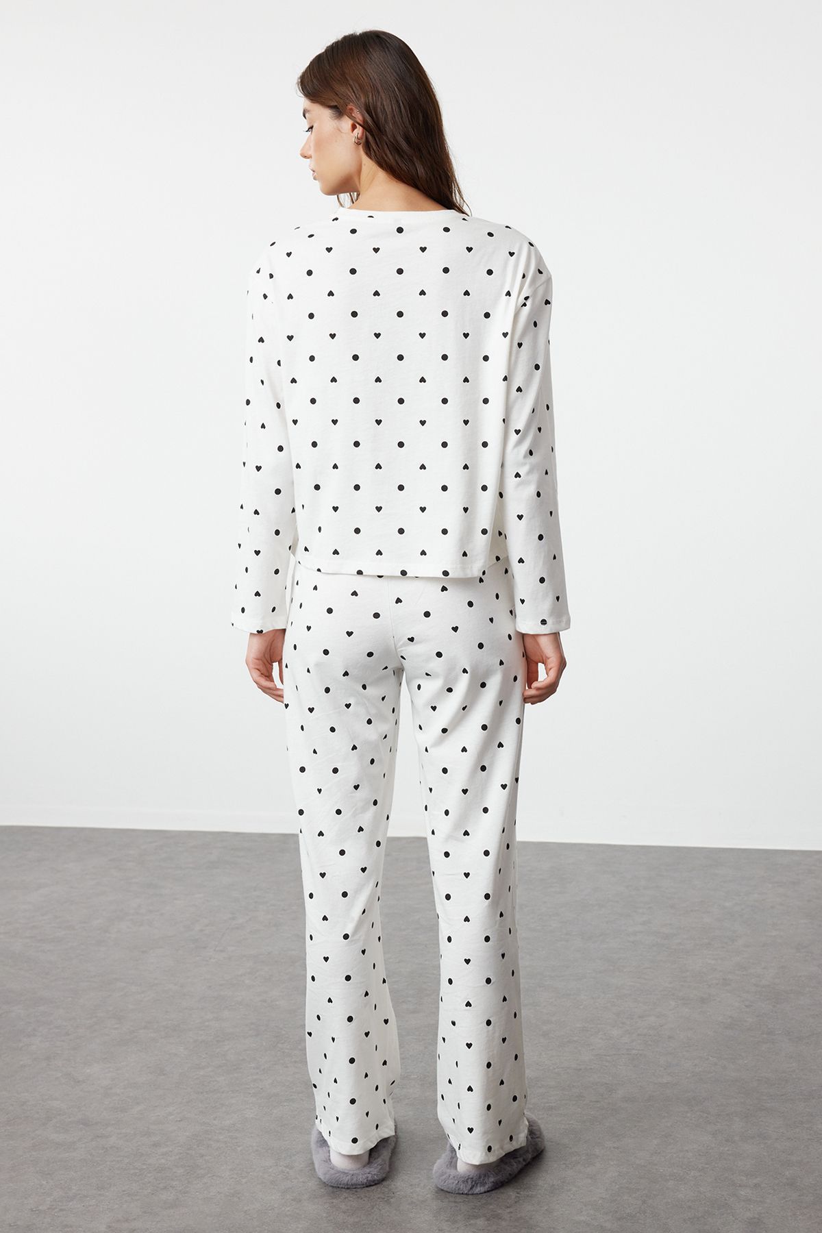 Trendyol Collection-Weißes gestricktes Pyjama-Set aus 100 % Baumwolle mit Punkten und Herzen THMAW25PT00039 5