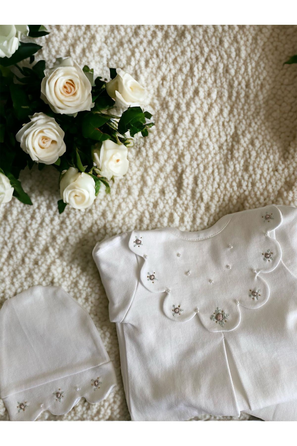 Mama Miel Baby Çiçek Yaka Mevlite Uygun İnci ve Güllü Tulum ve Dilim Detaylı İşli Bere Şapkası / Special Edition fotoğrafı 2 (önizleme)