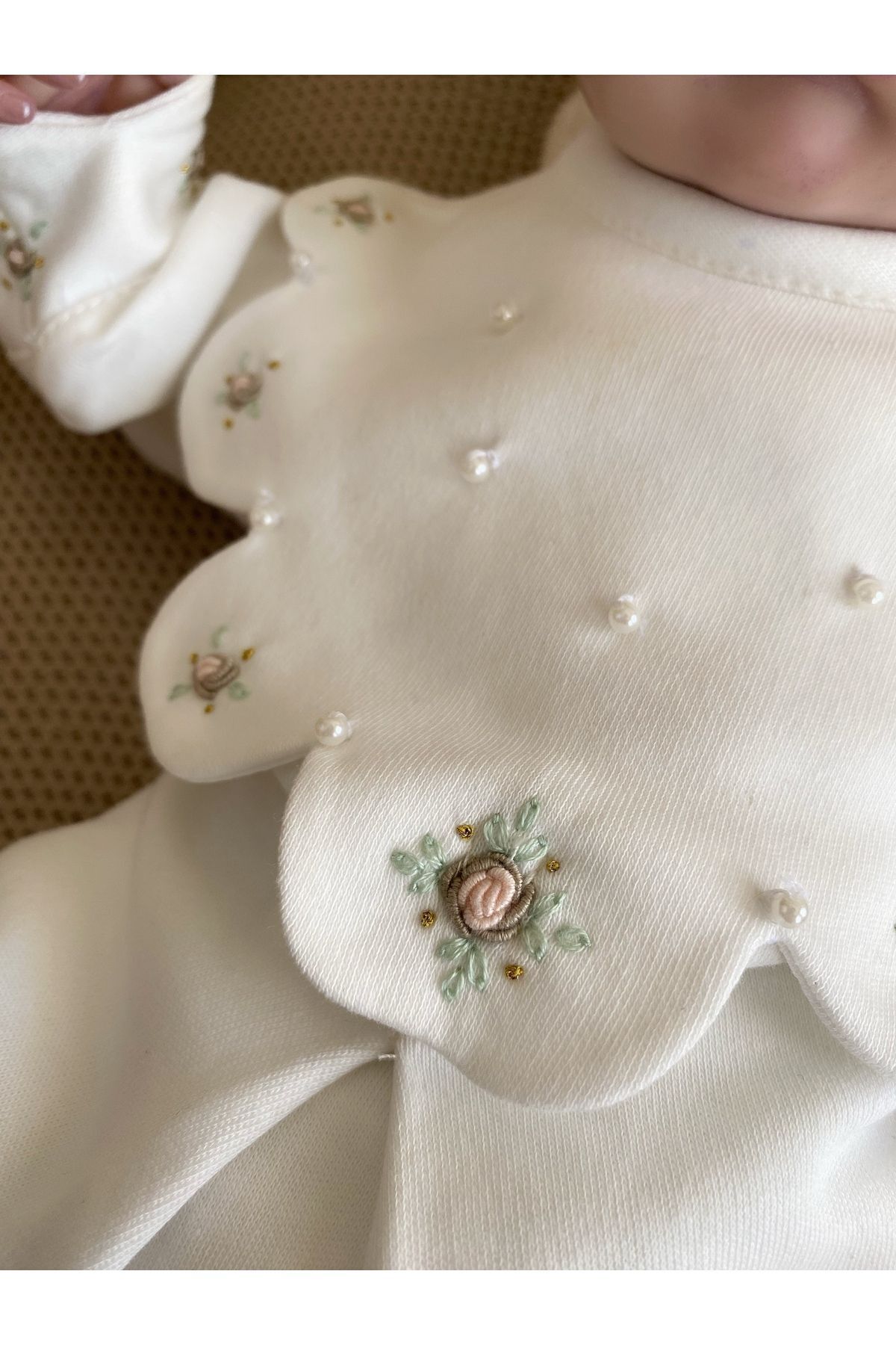 Mama Miel Baby Çiçek Yaka Mevlite Uygun İnci ve Güllü Tulum ve Dilim Detaylı İşli Bere Şapkası / Special Edition fotoğrafı 3 (önizleme)