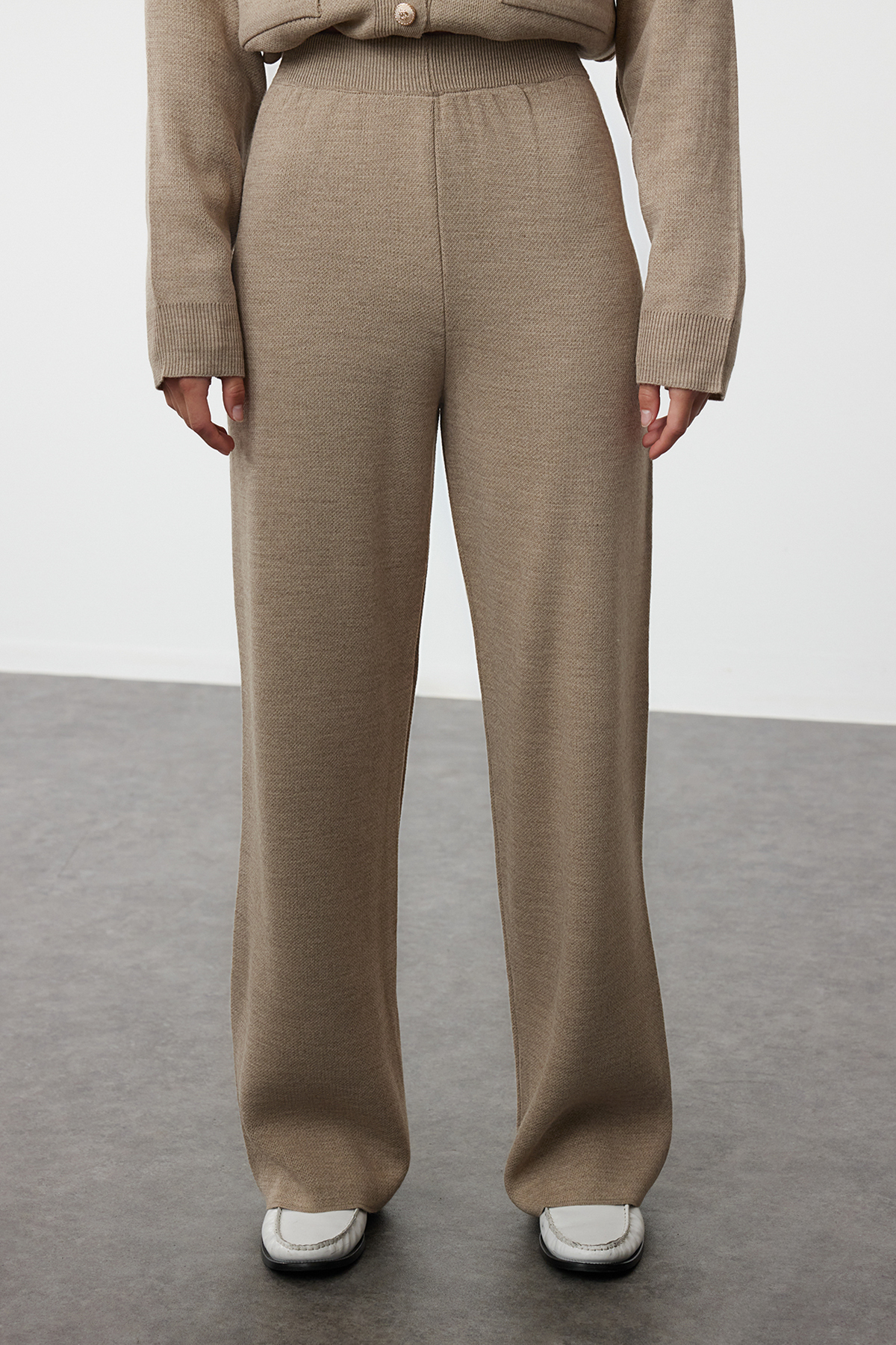 Trendyol Modest Zestaw dzianinowy sweterek-spodnie taupe zapinany na guziki, góra i dół TCTAW24US00048