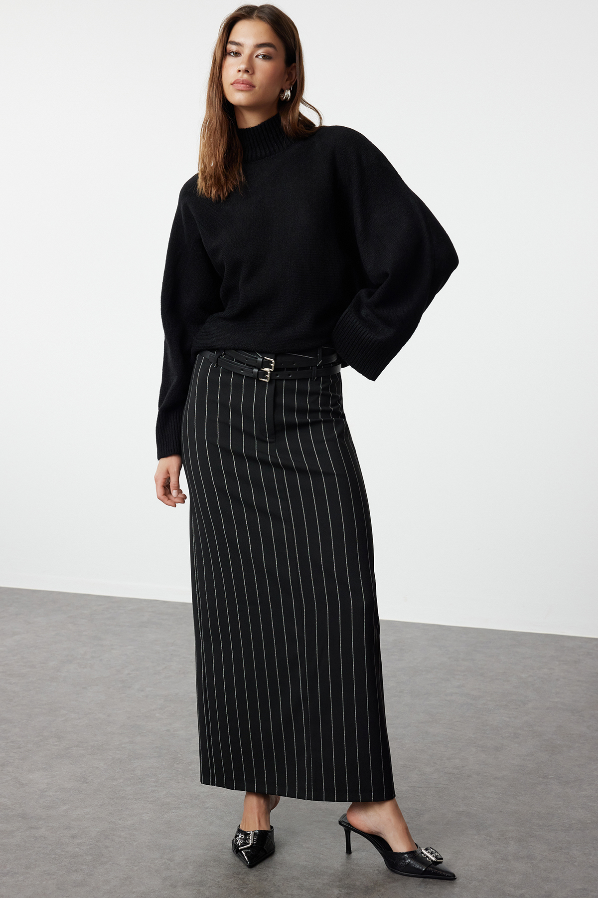 Trendyolmilla  Siyah Yumuşak Dokulu Geniş Kalıp Triko Kazak TWOAW20KZ1059 - Görsel 2