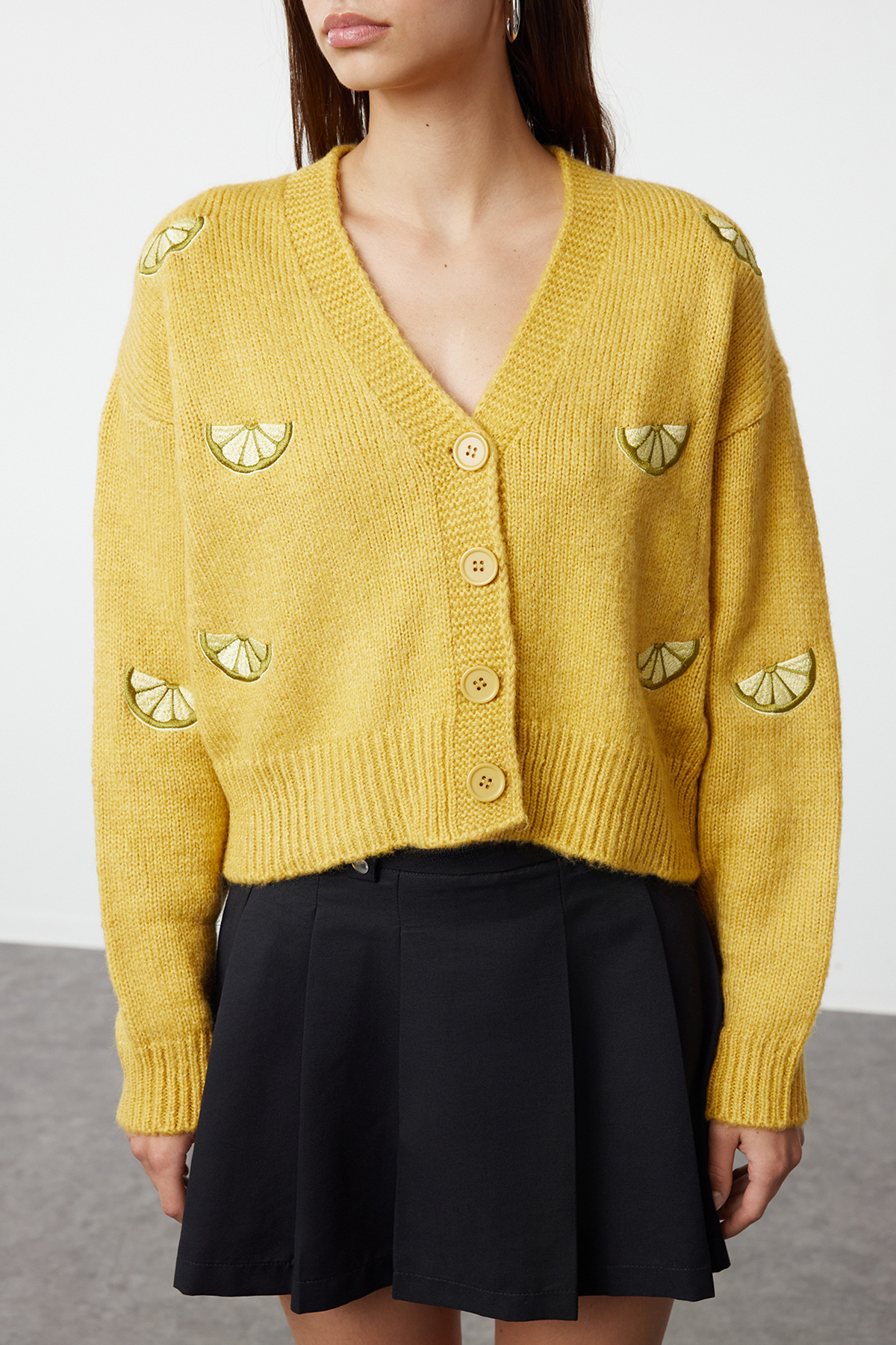 Trendyol Collection Gelbe Strickjacke mit V-Ausschnitt und Stickereien - Weiche Textur TWOAW24HI00237