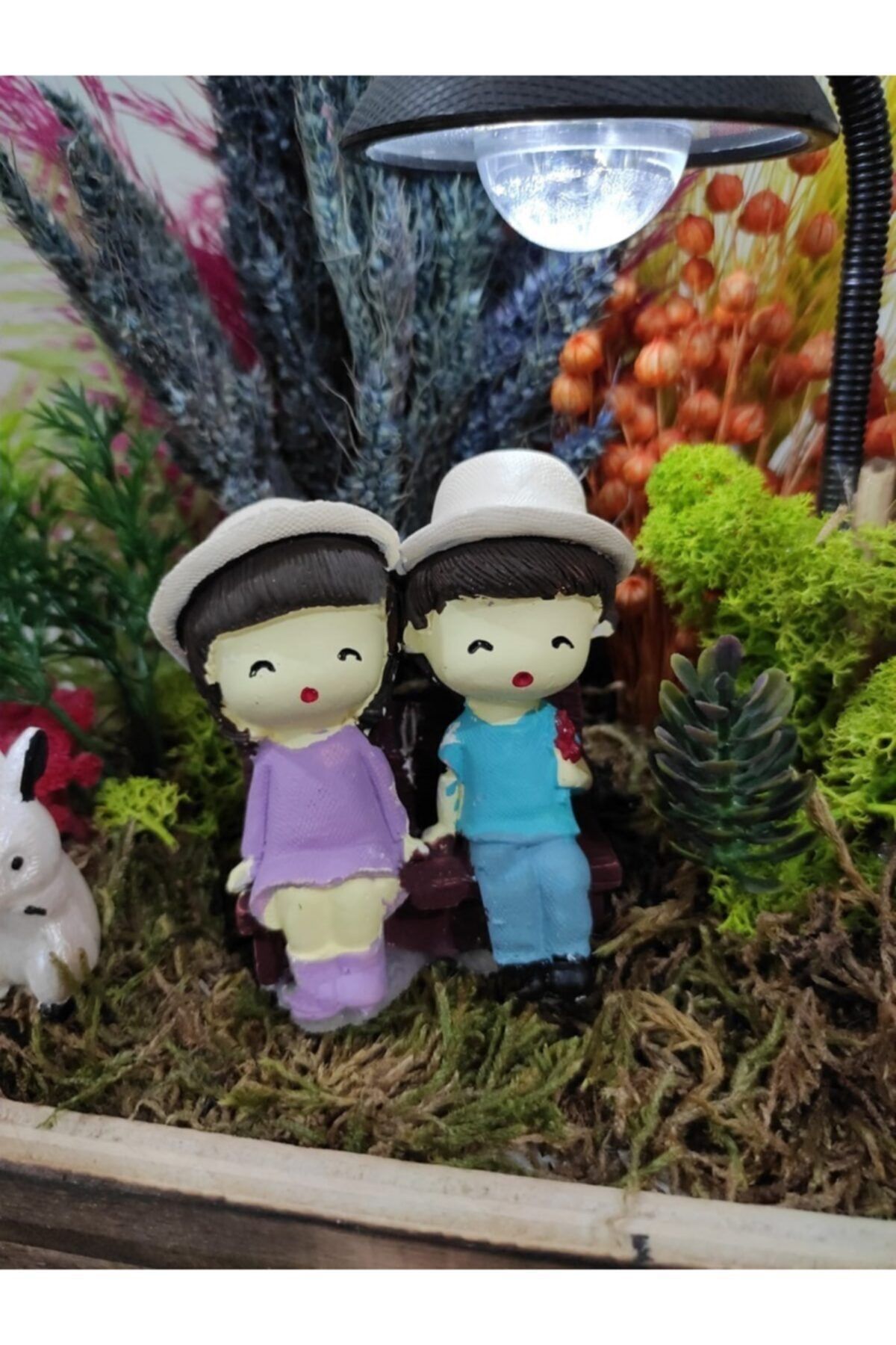 Oturan Şapkalı Sevgililer Teraryum Minyatür Obje Teraryum Diorama Malzemeleri Objeleri