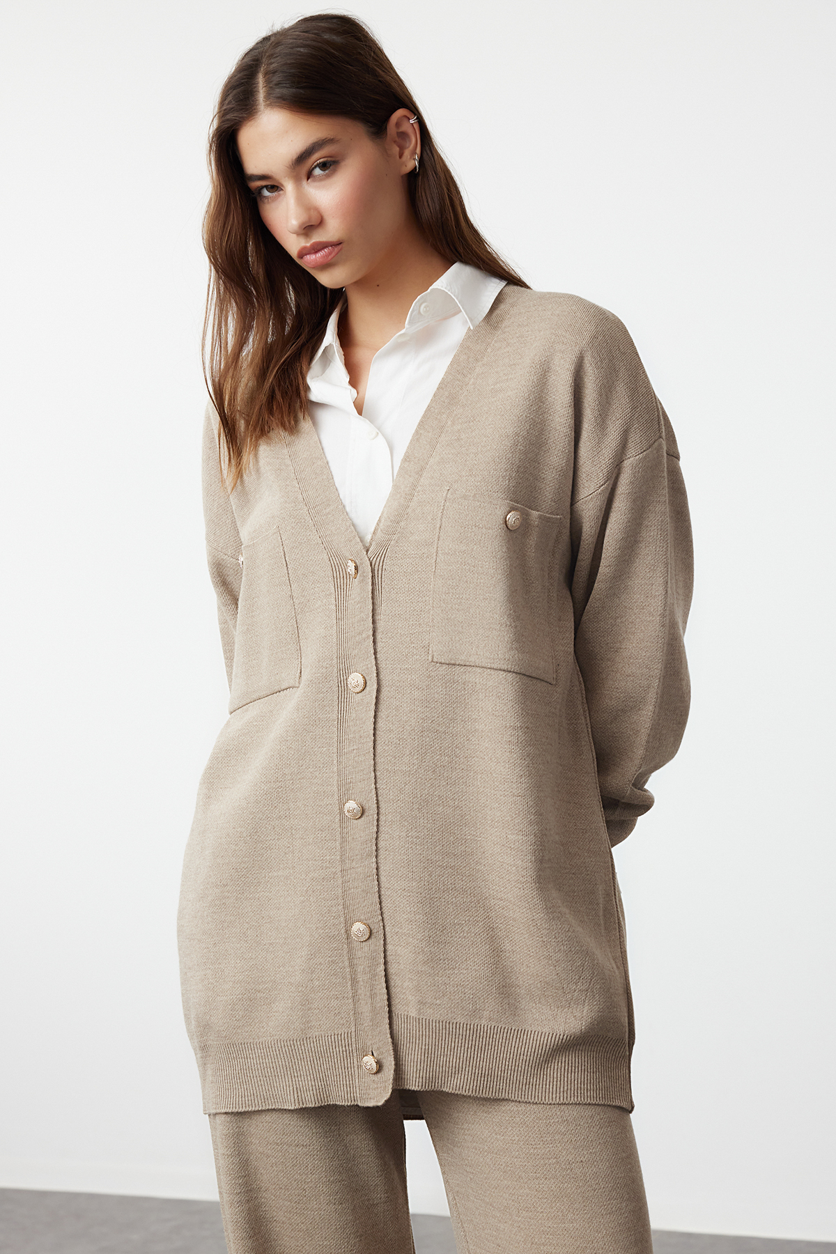 Trendyol Modest Zestaw dzianinowy sweterek-spodnie taupe zapinany na guziki, góra i dół TCTAW24US00048