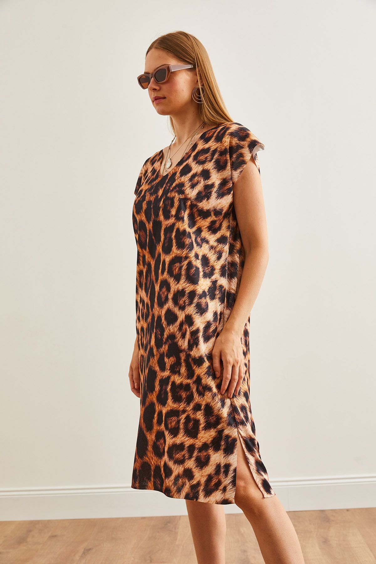 Kadın Leopar Camel Dijital Baskılı V Yaka Yazlık Triko Elbise ELB-19002227