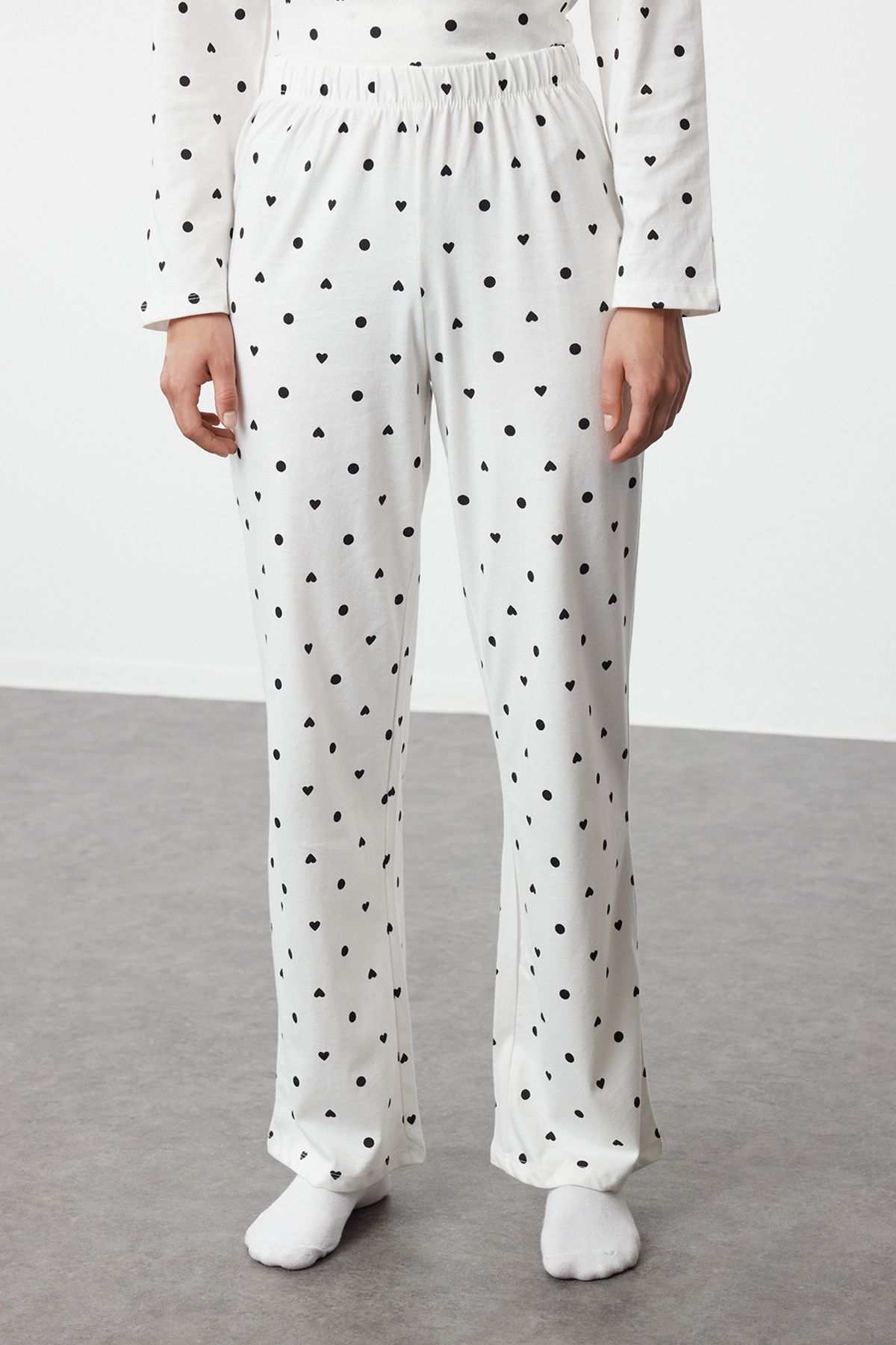 Trendyol Collection-Weißes gestricktes Pyjama-Set aus 100 % Baumwolle mit Punkten und Herzen THMAW25PT00039 4