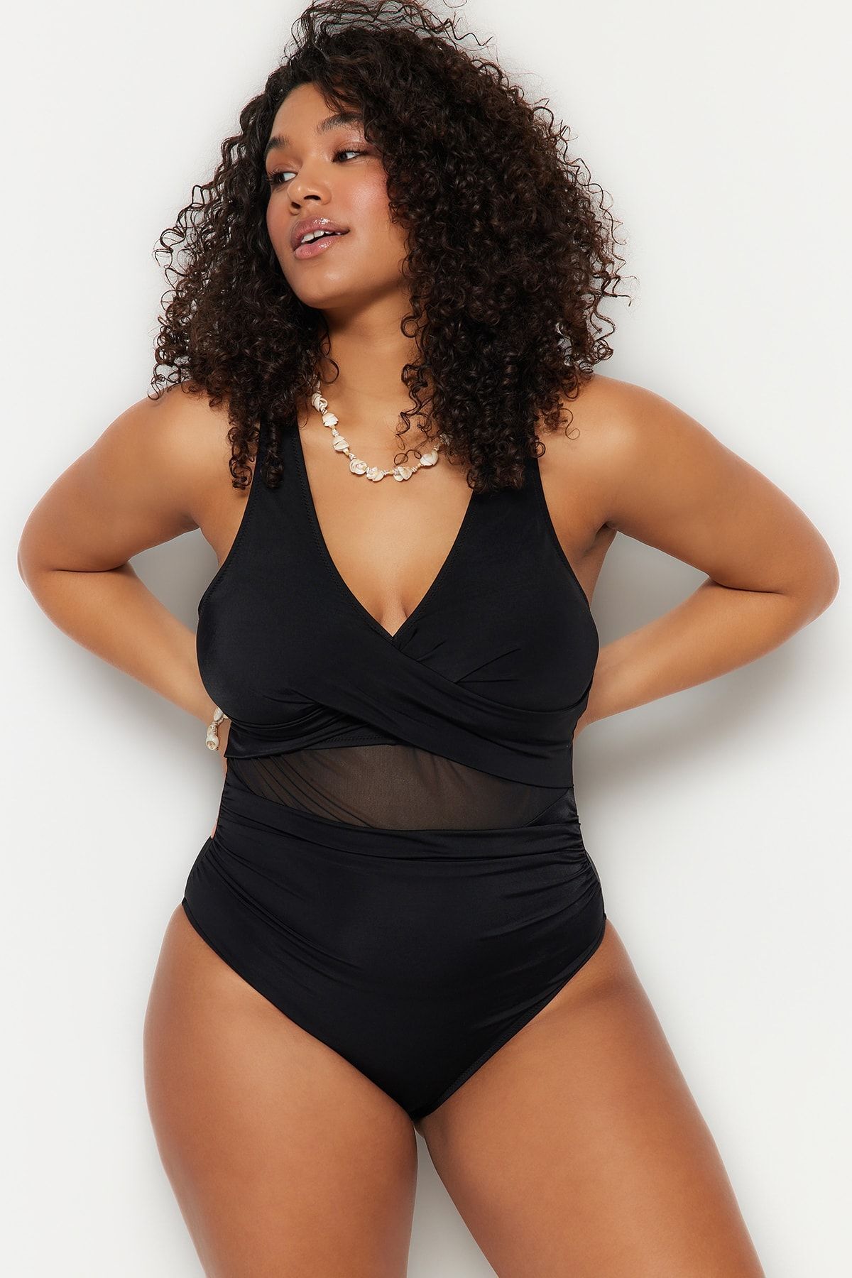 Trendyol Curve-Schwarzer, übergroßer Badeanzug mit Ausschnitt an der Taille, Mesh/Tüll-Detail, TBBSS23AM00037 8