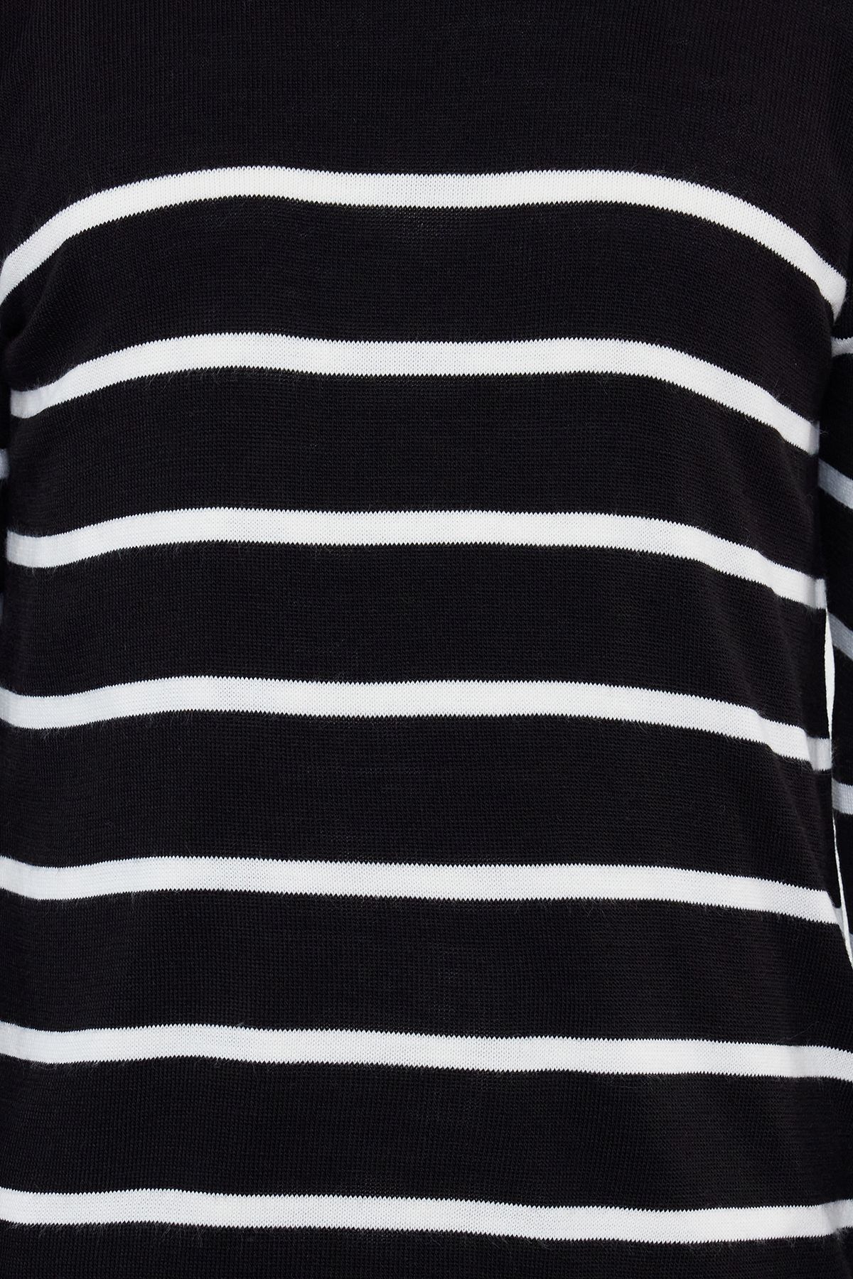 Edit by Trendyol-Pulover negru cu dungi cu gât dublu pentru tricotaje, slim fit - TMNAW25KZ00033 2