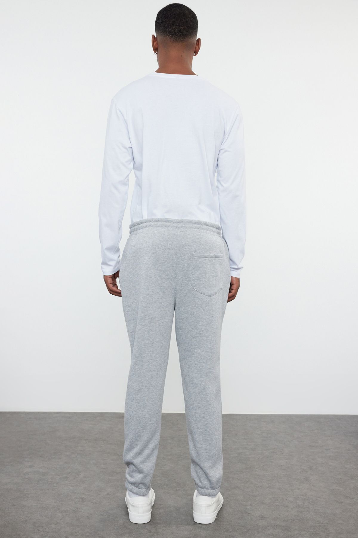 Trendyol Collection-Schwarz-graue Fleece-Jogginghose – elastisches Bein, dicke Innenseite, 2er-Pack TMNAW25EA00004 4