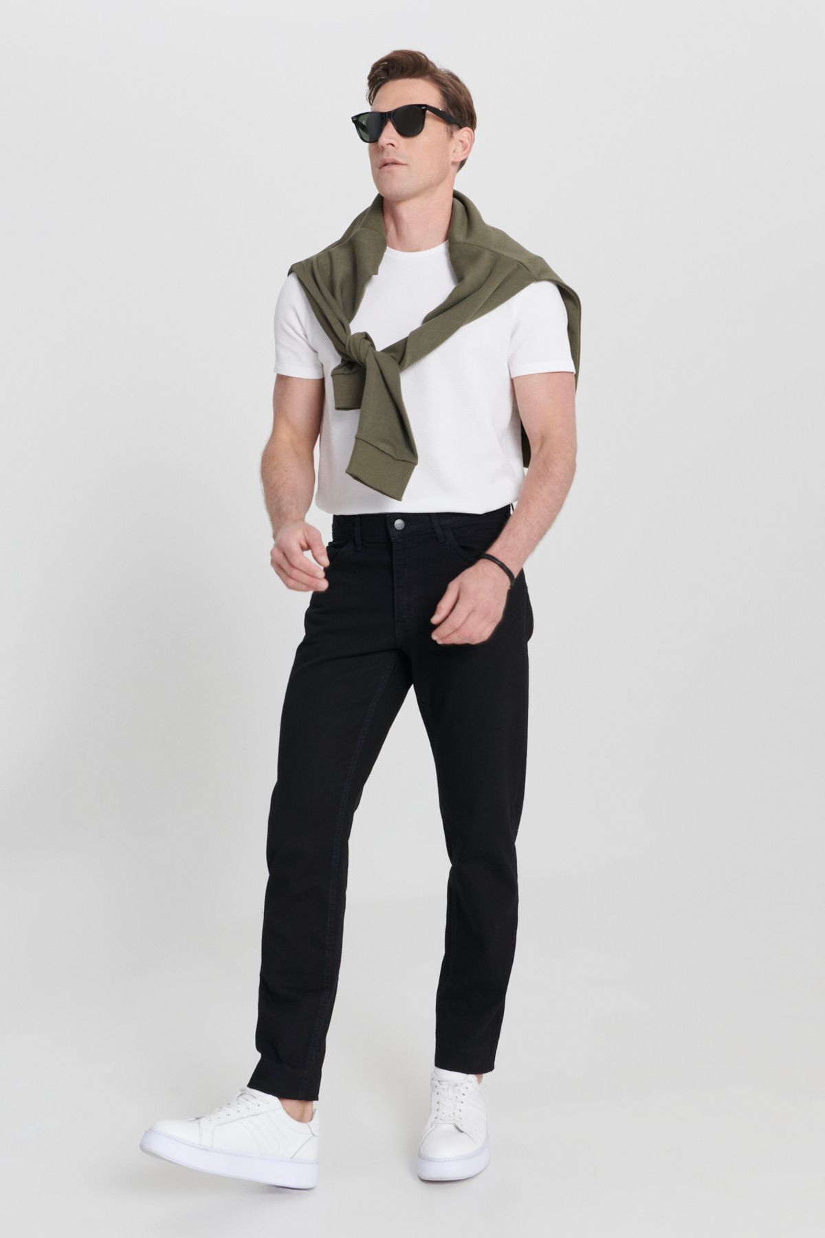 ALTINYILDIZ CLASSICS-Schwarze Jeans für Herren im Comfort Fit mit entspanntem Schnitt aus 100 % Baumwolle 2