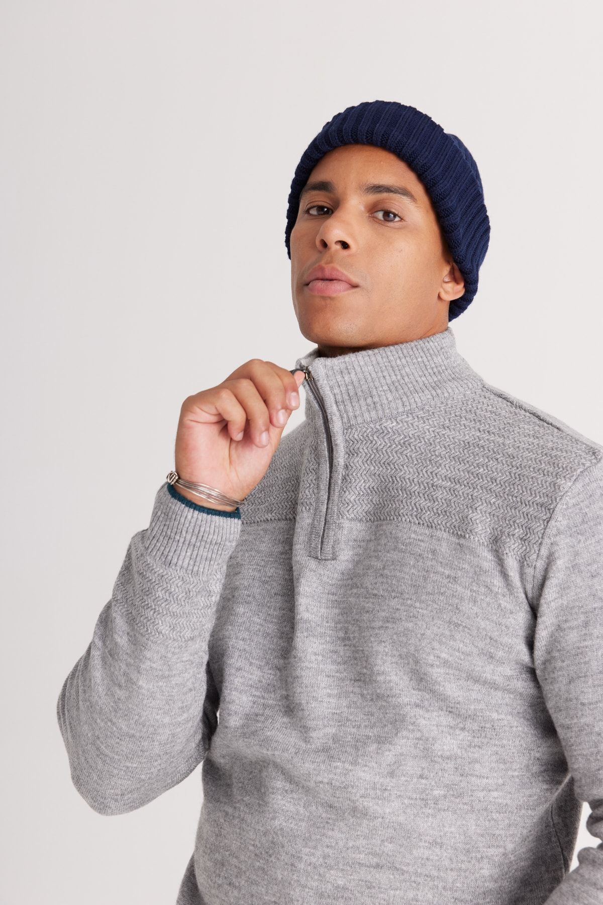 ALTINYILDIZ CLASSICS-Graumelierter Herrenpullover in Standard-Passform, normaler Schnitt, hoher, weicher, strukturierter Strickpullover mit Bato-Kragen 4