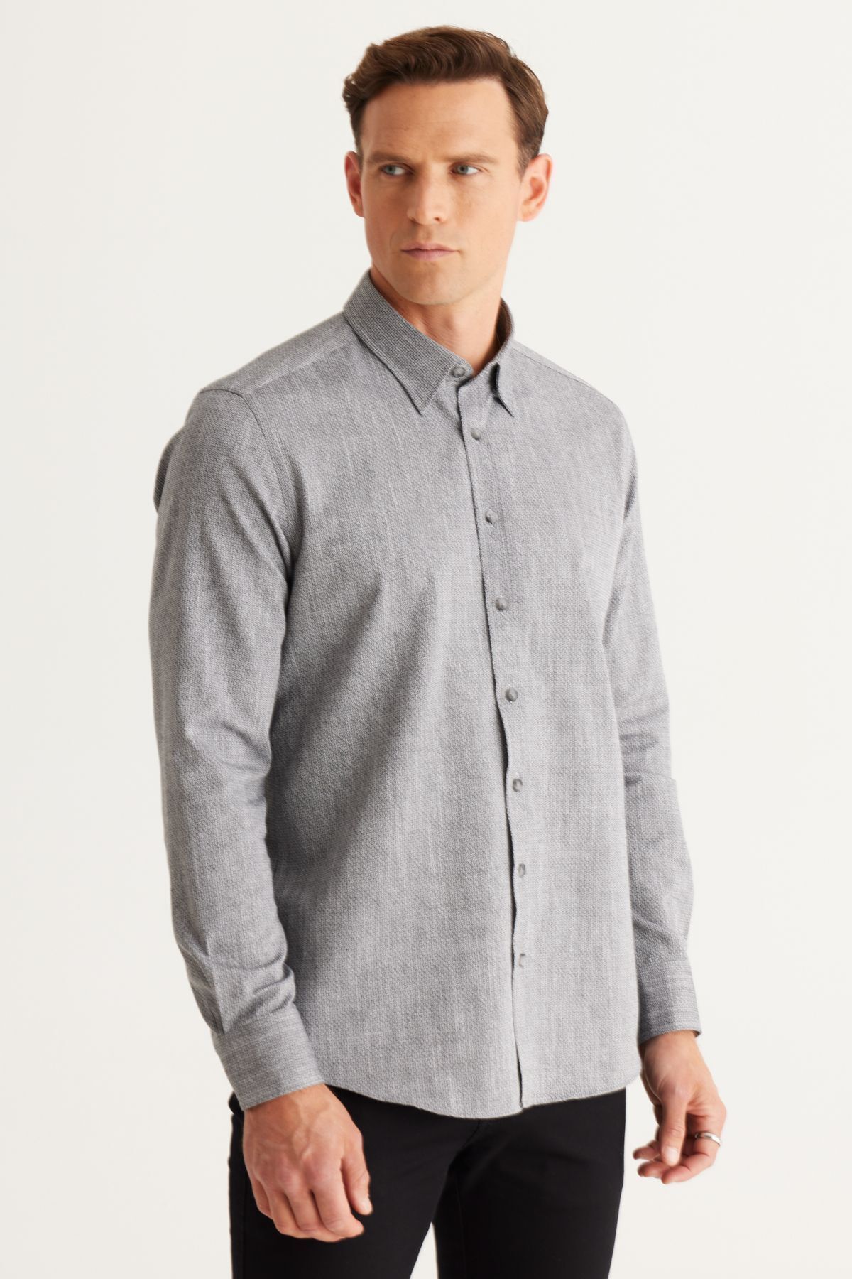 آلتین ییدلیز کلاسیکس پیراهن مردانه مشکی اسلیم فیت، یقه باریک با دکمه مخفی، جنس نخی، بافت‌دار