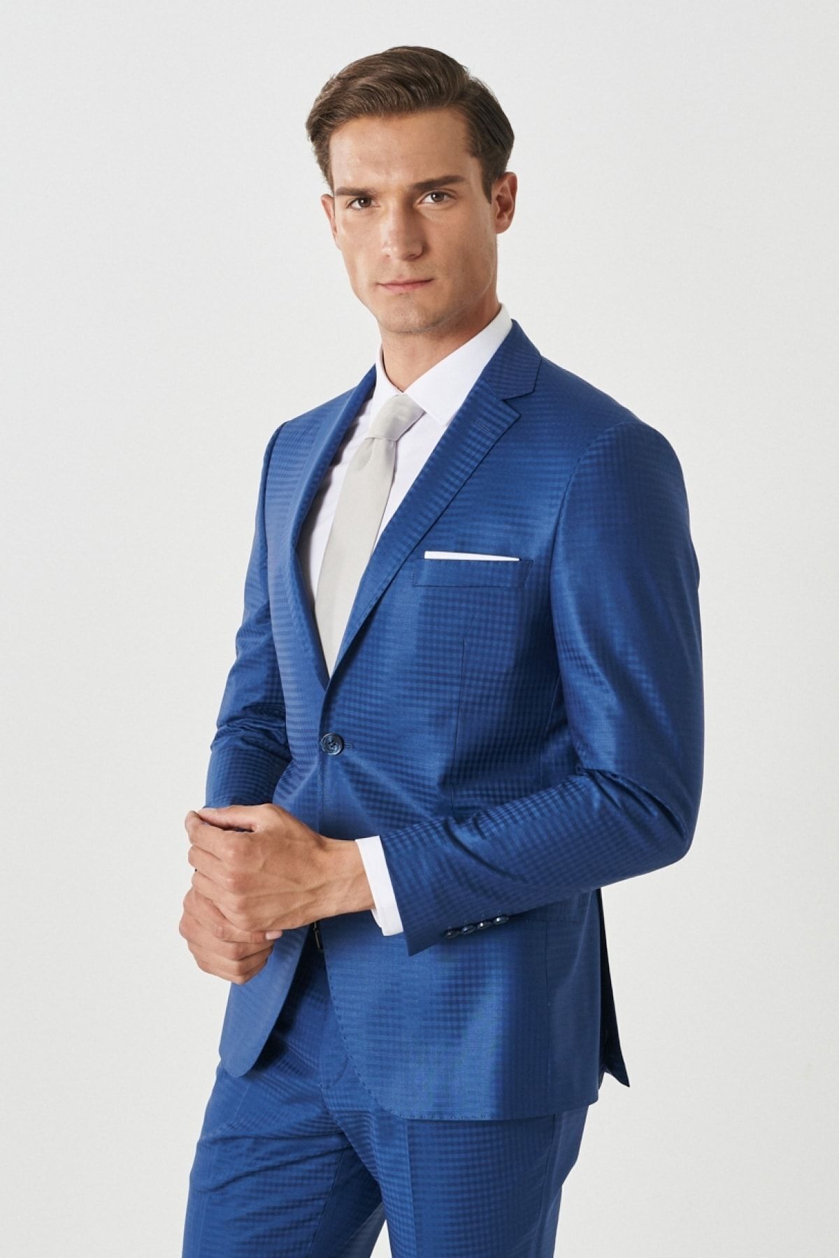 homme en costume bleu slim fit dar mono