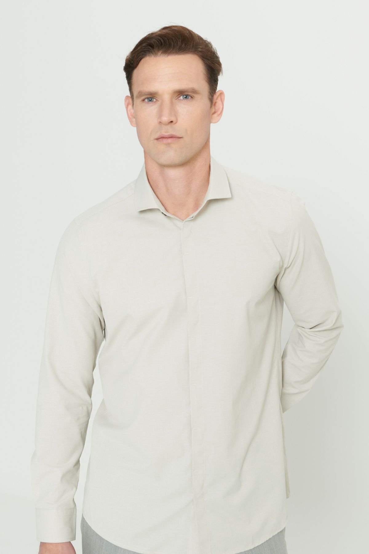 آلتین ییدلیز کلاسیکس پیراهن بافت‌دار مردانه نخی خاکی روشن، یقه کلاسیک و اسلیم فیت