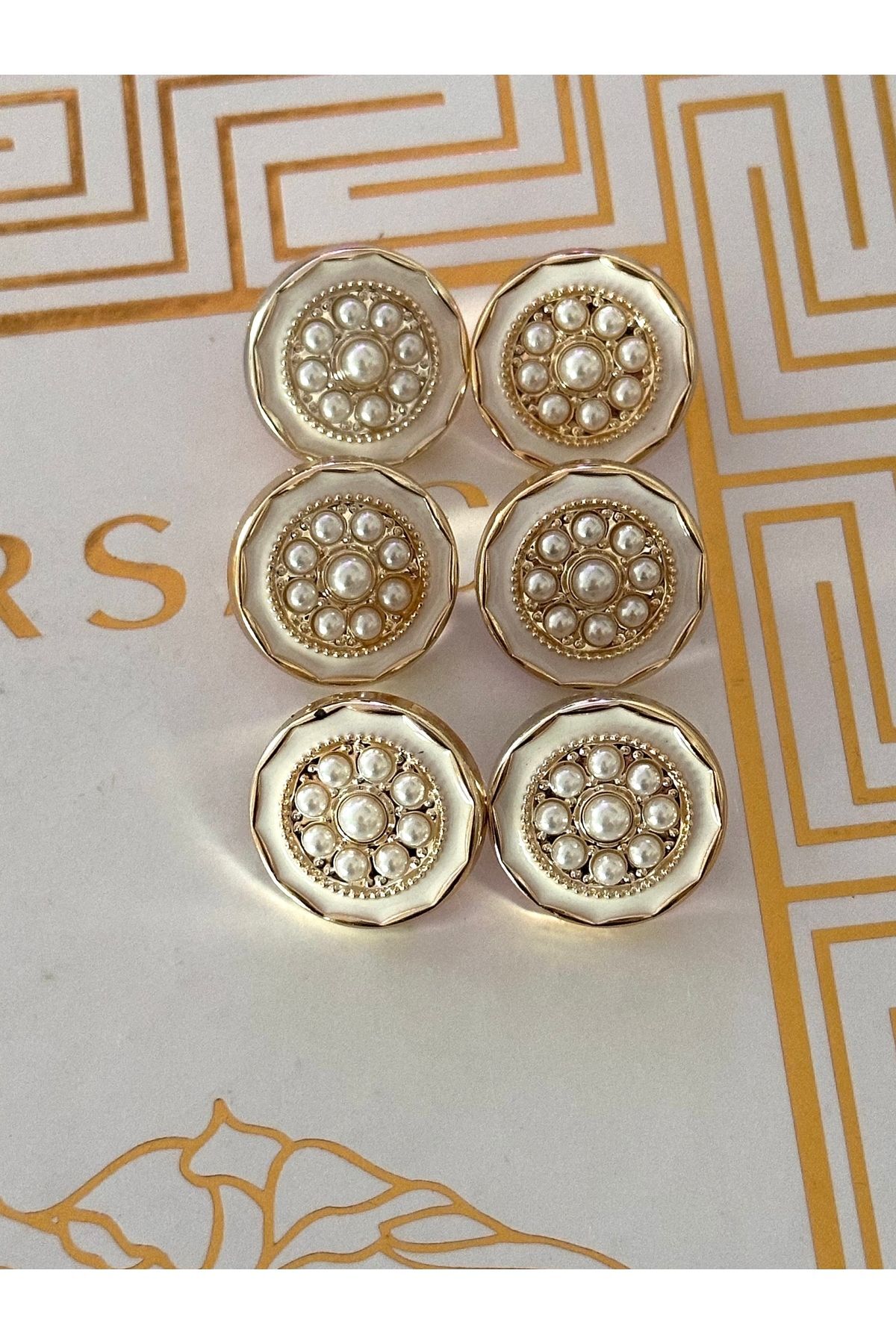 ODDA TASARIM ATÖLYESİ Beyaz mineli ortası incili gold metalize 6 lı düğme seti