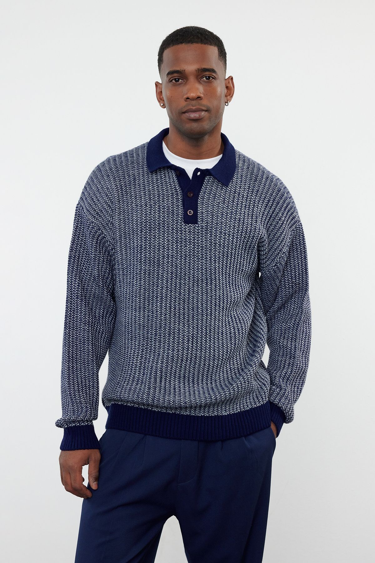 Trendyol Collection-Marineblauer Strickpullover mit Polokragen – lässig TMNAW25KZ00007 2